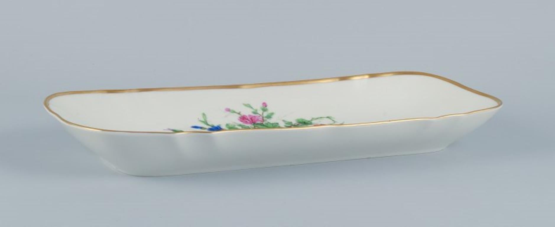 Bing & Grondahl, große rechteckige Platte, handbemalt mit polychromen Blumenmotiven und Goldverzierung.
Ungefähr in den 1920er Jahren.
Markiert.
Erste Fabrikqualität.
Perfekter Zustand.
Abmessungen: Länge 38,0 cm x Breite 15,5 cm x Höhe 3,9 cm.