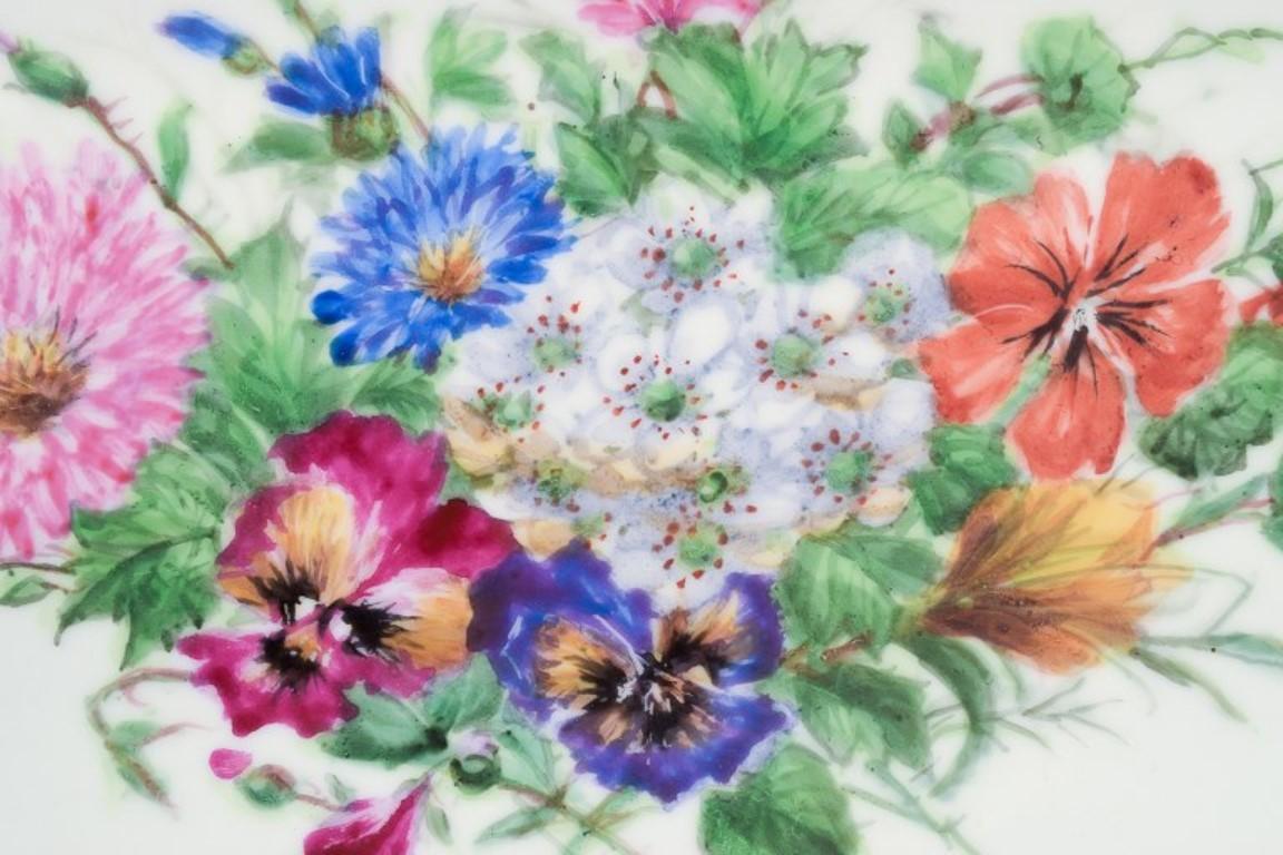 Bing & Grondahl, large rectangular platter hand-painted with flowers In Excellent Condition For Sale In Copenhagen, DK