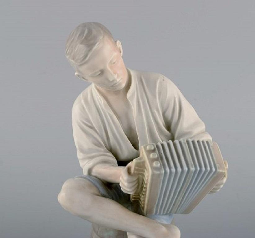 Bing & Grondahl porcelain figure. Boy with an accordion, 1950s. Model number: 1661.
Measures: 21.5 x 14.5 cm.
In excellent condition.
Stamped.
1st factory quality.