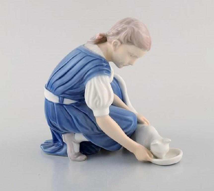 Bing & Grondahl porcelain figure. Girl with a cat, 1920s-1930s. Model number: 1745.
Measures: 15.5 x 13.5 cm.
In very good condition.
Stamped.
1st factory quality.