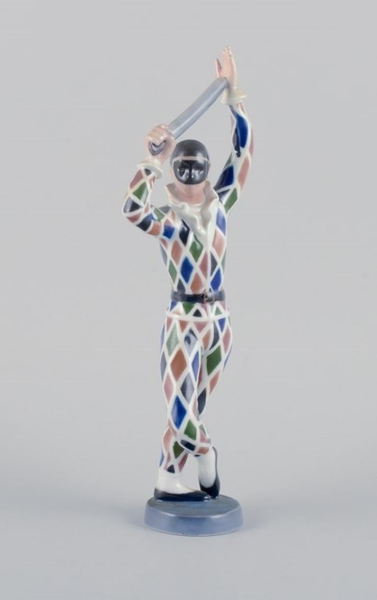 Bing & Grondahl. Porzellanfigur des Harlekin-Stils. Entworfen von Ebbe Sadolin.
Modell: 2354.
Erste Fabrikqualität.
Perfekter Zustand.
Markiert.
Abmessungen: H 29,0 cm.