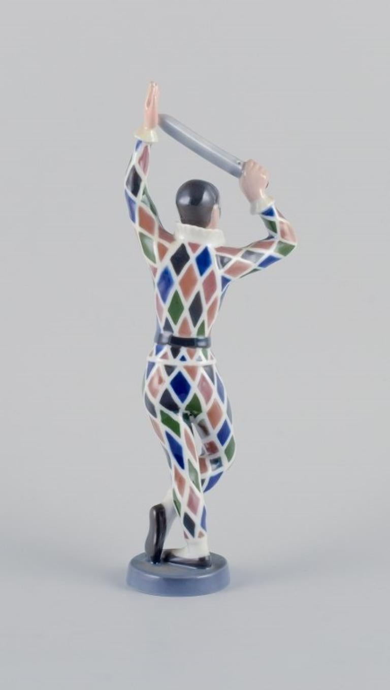 Bing & Grondahl. Porzellanfigur des Harlekin-Stils. Entworfen von Ebbe Sadolin. (Handbemalt) im Angebot