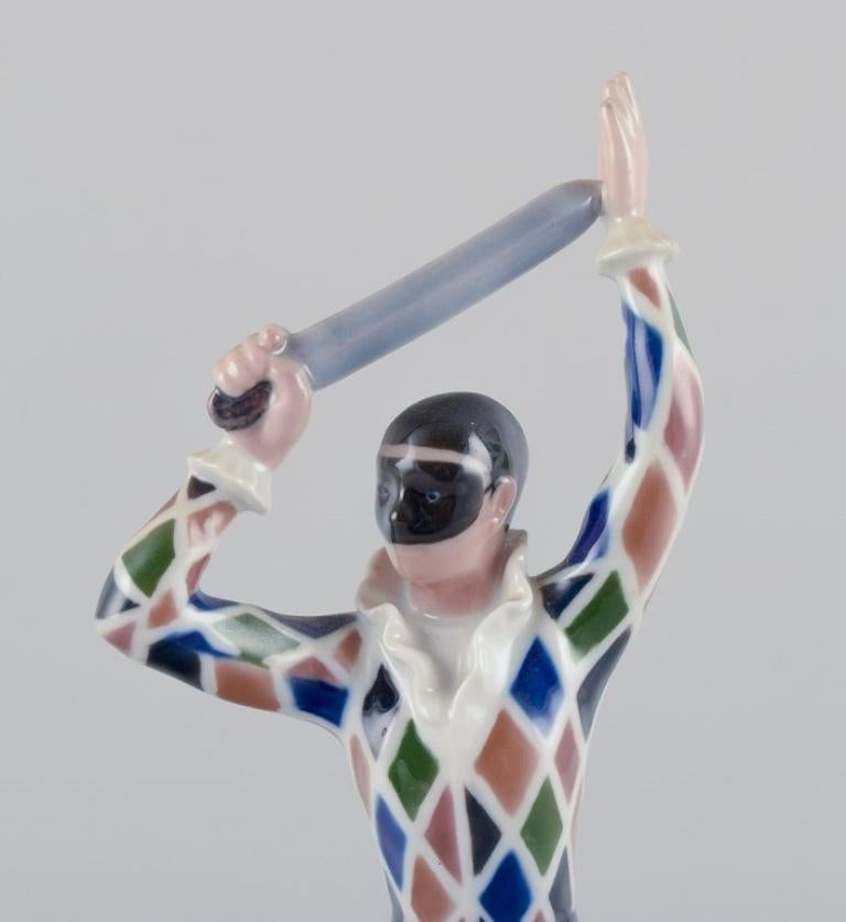 Bing et Grondahl. Figure en porcelaine d'un arlequin. Conçu par Ebbe Sadolin. Excellent état - En vente à Copenhagen, DK