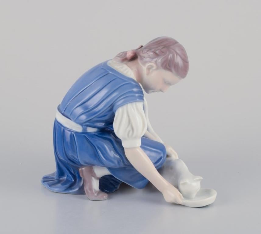 Bing & Grondahl porcelain figurine. Girl with cat.  Mid 20th c. In Excellent Condition For Sale In Copenhagen, DK