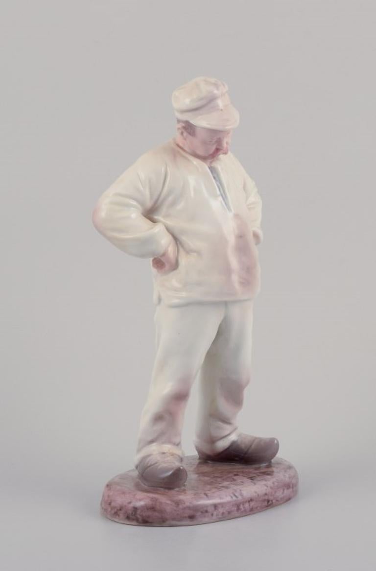 Bing & Grondahl, porcelain figurine of a bricklayer.
Model number 1786. 
Early marked, 1920/30's.
First factory quality.
In perfect condition. 
Dimensions: Height 29,0 cm. x Width 15,5 cm.
