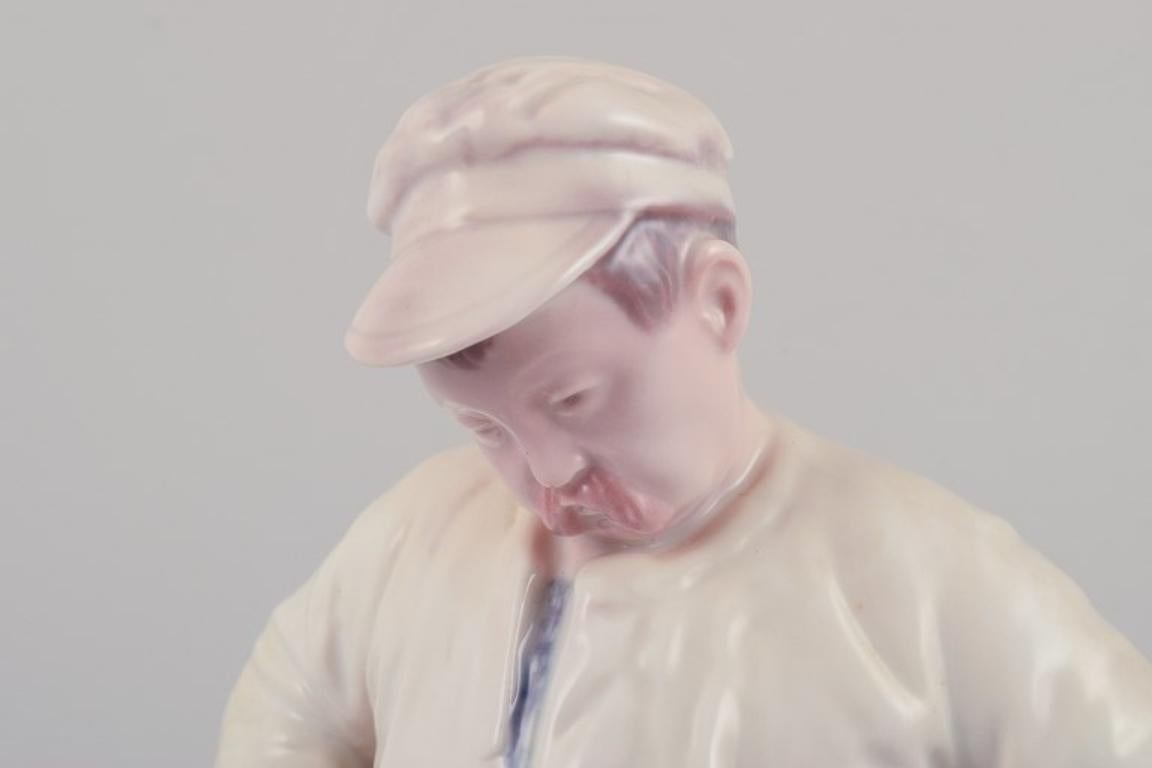Bing & Grondahl, porcelain figurine of a bricklayer. Model number 1786. In Excellent Condition For Sale In Copenhagen, DK