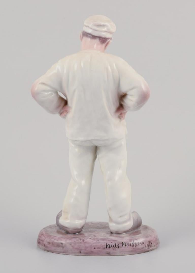 Porcelain Bing & Grondahl, porcelain figurine of a bricklayer. Model number 1786. For Sale
