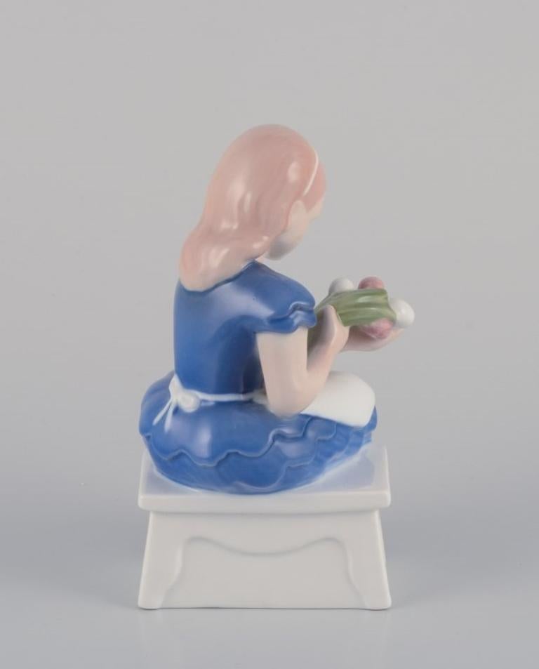 Bing & Grondahl. Statuetta in porcellana di una ragazza seduta con fiori, anni '30 In condizioni ottime in vendita a Copenhagen, DK