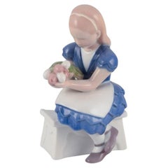 Bing y Grondahl. Figurita de porcelana de niña sentada con flores, años 30