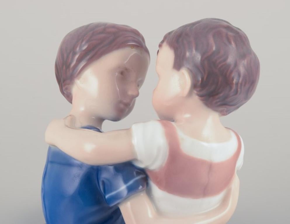 Bing & Grondahl, figurita de porcelana de madre y niño.  Años 20/30 en Excelente estado para la venta en Copenhagen, DK