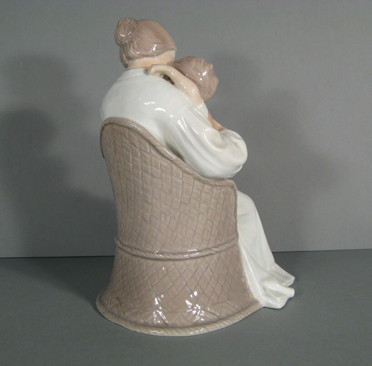 Bing & Grondahl Porcelain Group Figurine: Maternity Mother and Child - 1Y156 In Good Condition In Bordeaux, FR