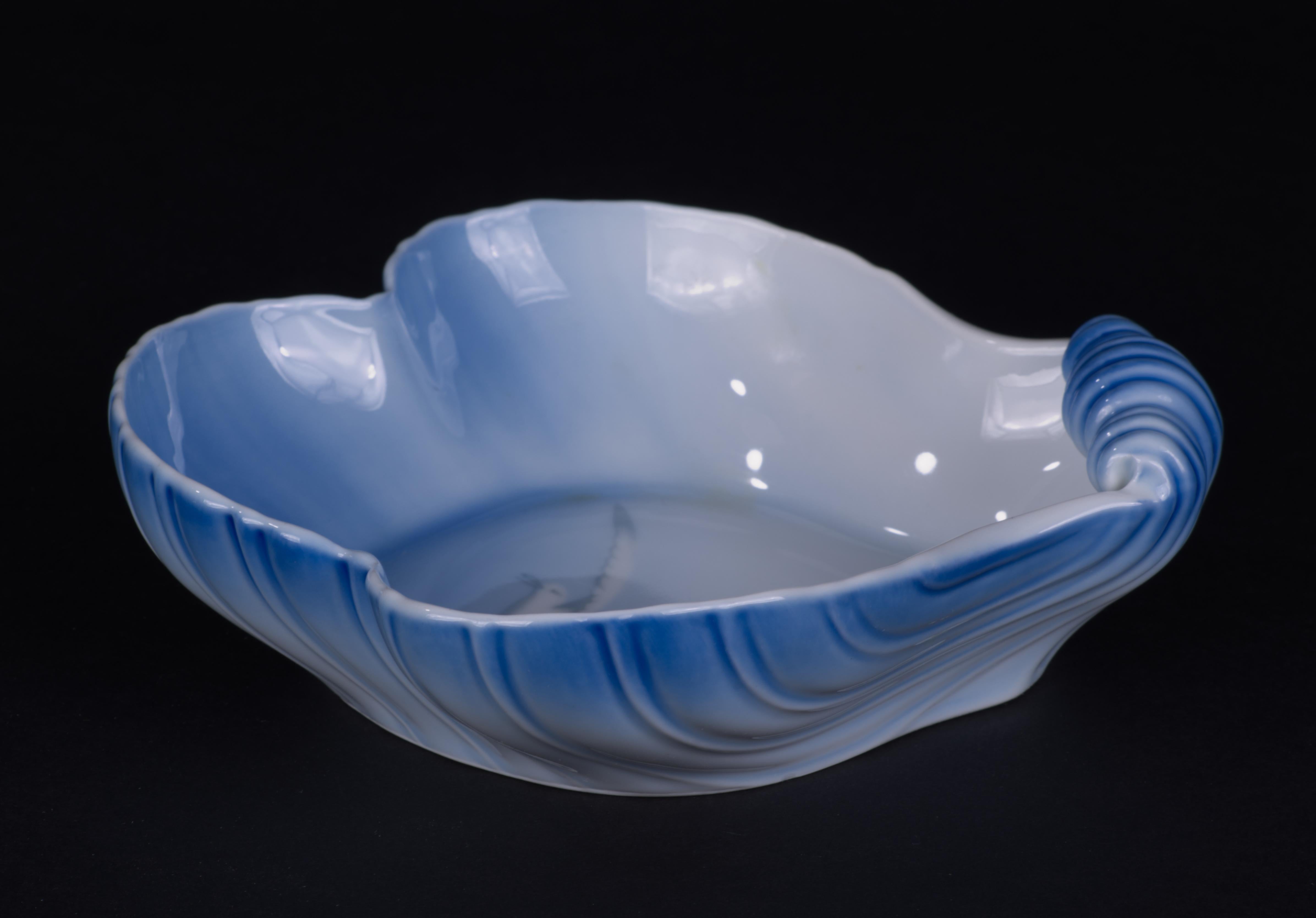 Bing & Grondahl Seagull Shell Bowl, 1952-1957, Vintage, Denmark In Good Condition For Sale In Clifton Springs, NY