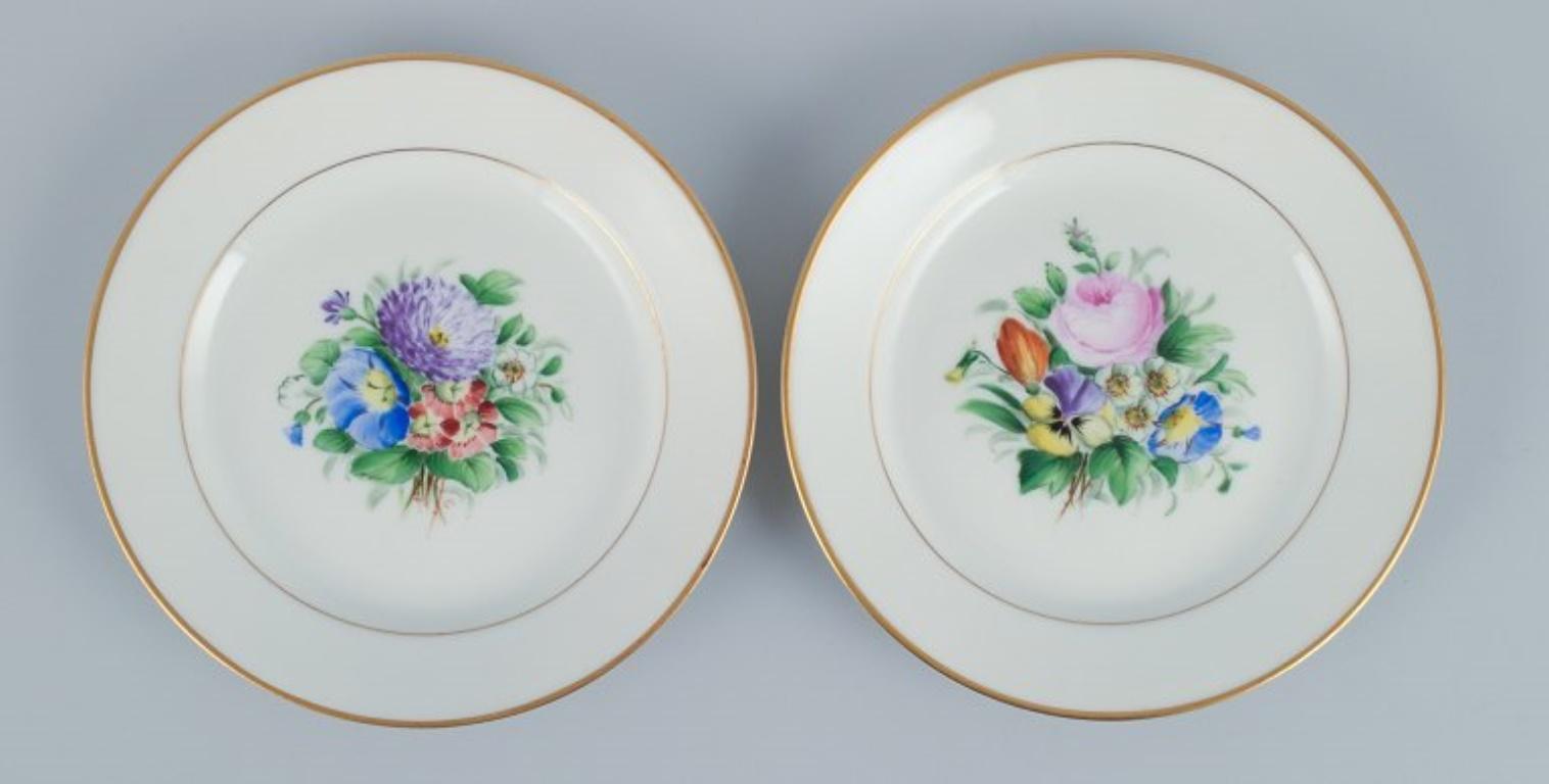 Bing & Grondahl, a set of fourteen plates hand-painted with various polychrome flower motifs and gold trim.
Approximately from the 1920s.
Marked.
First factory quality.
Perfect condition.
Dimensions: Diameter 16.7 cm x Height 2.0 cm.