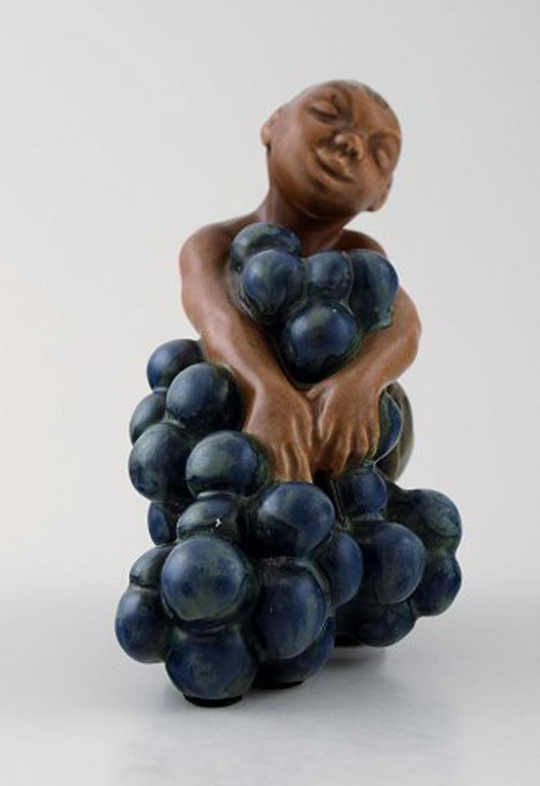 Bing & Grondahl stoneware figurine of small bacchus with bunch of grapes by Kai Nielsen.
Model number 4027. From the series 'Grape Harvesting'.
Measures 11 cm. x 11 cm.
1. Quality, in perfect condition.