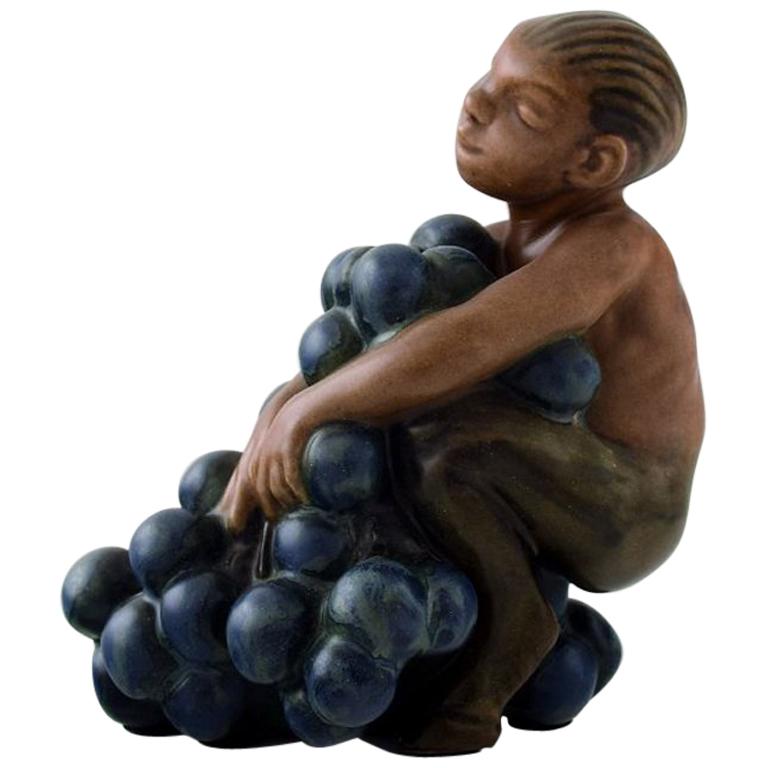 Bing & Grondahl Steingutfigur eines kleinen Bacchus mit Traubenmotiv aus Steingut von Bing & Grondahl
