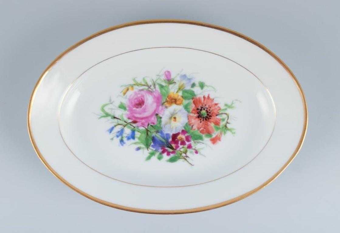 Bing & Grondahl, two oval platters hand-painted with polychrome flower motifs and gold trim.
From the 1920s.
Marked.
First factory quality.
Perfect condition.
Dimensions: Length 24.5 cm x Height 3.0 cm.