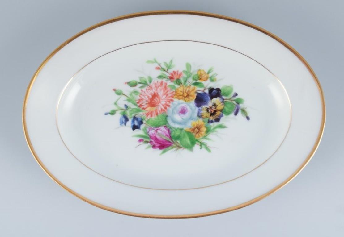 Bing & Grondahl, zwei ovale Platten mit Blumenmotiven und goldenem Rand (Handbemalt) im Angebot