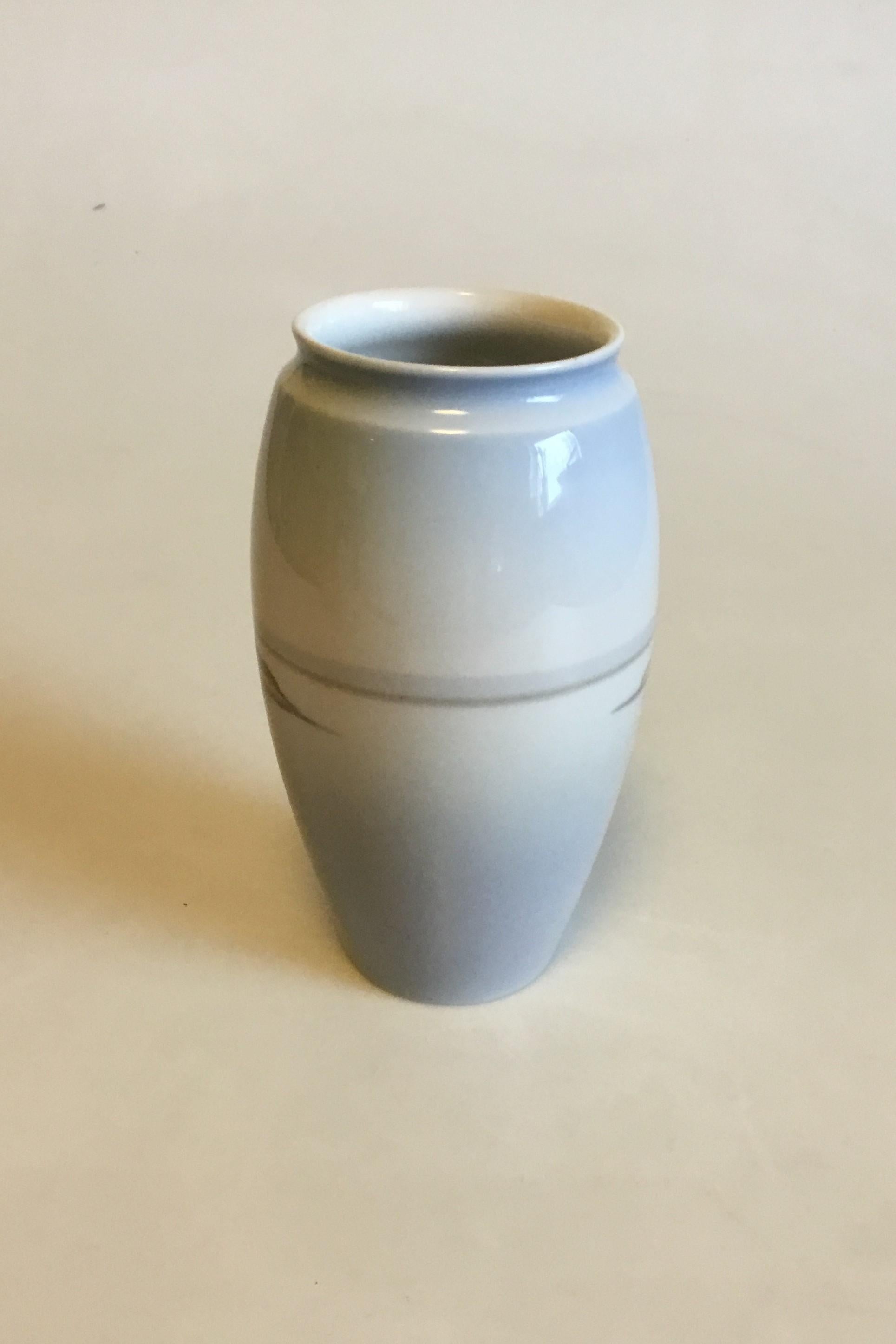 Bing & Grondahl vase no 8521/254. Measures: 13.5 cm / 5 5/16 in.