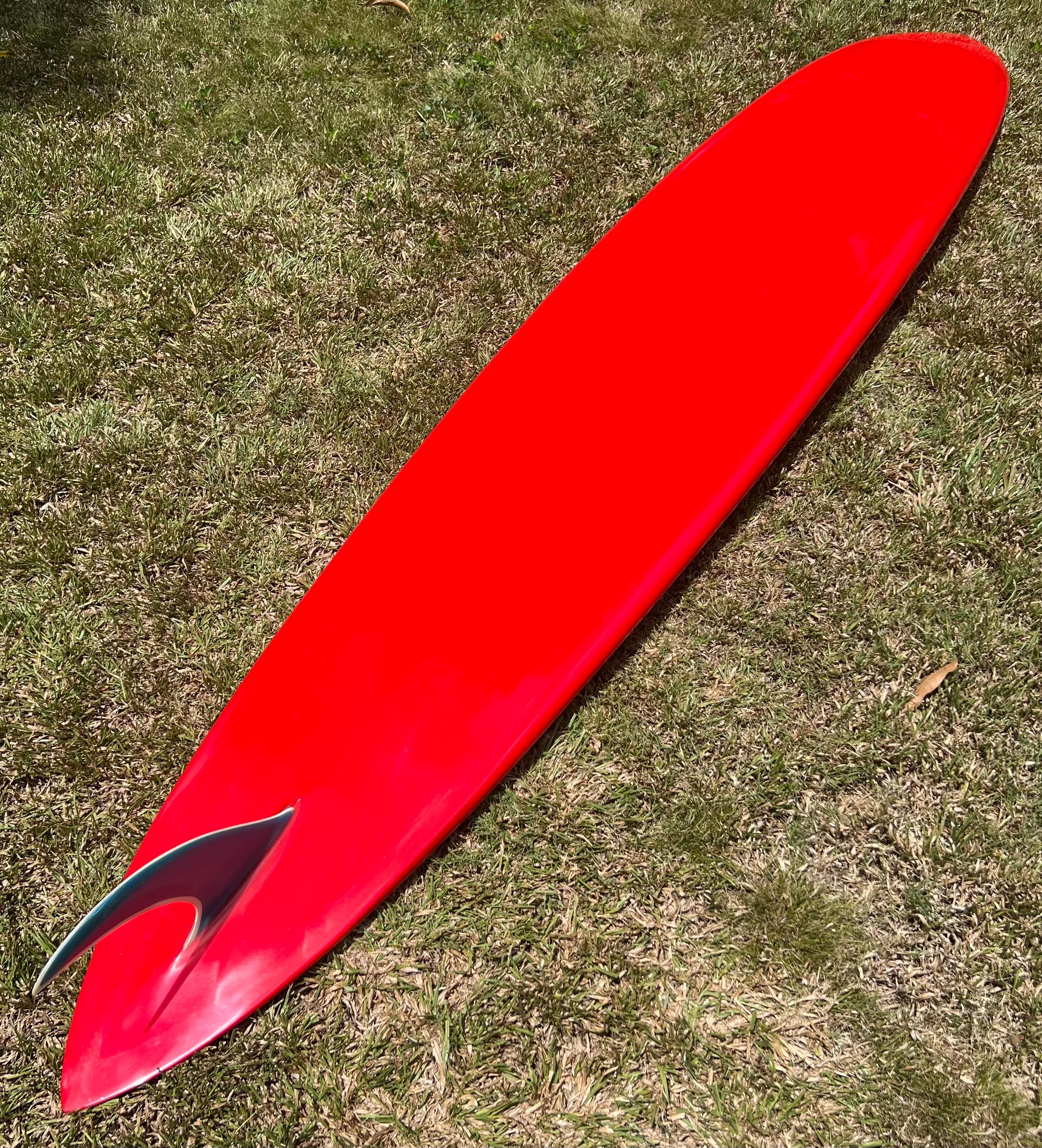 Bing Surfboards 1966 Modell Pintail Pipeliner. Wunderschöner rot gefärbter Boden/umwickelte Rails und blaue Flosse mit weißem Heiligenschein. Zwei T-Band-Balsaholz-Stringer. Geprägt von Dick Brewer (1936-2022) in den frühen 2000er Jahren. Ein