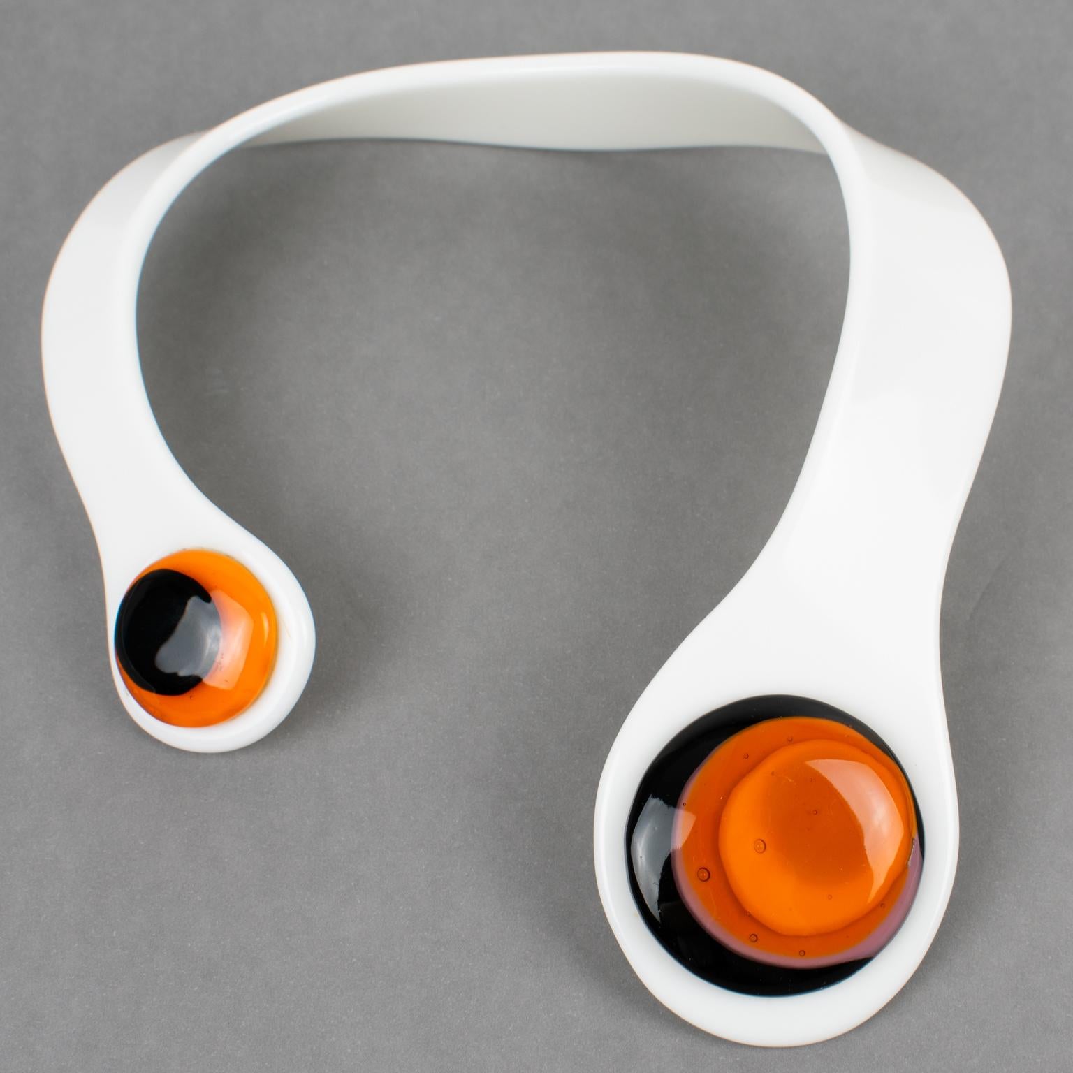 Ce superbe collier de l'ère spatiale est une création moderne de Binglabà Italy. La pièce présente un design futuriste, la résine acrylique blanche formant une bande rigide et ouverte autour du cou. Le tour de cou est orné de cabochons en verre