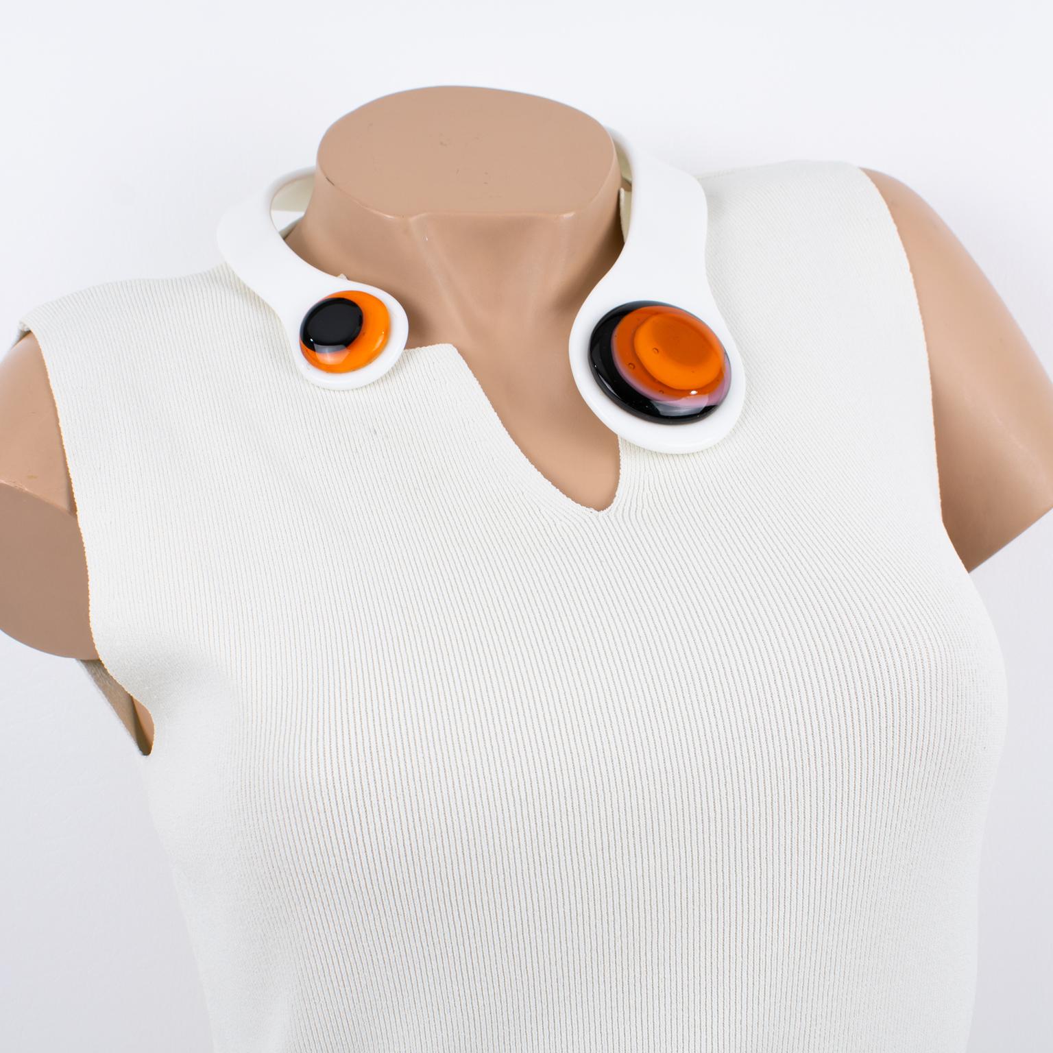 Moderniste Binglaba Italie, collier en acrylique de l'ère spatiale moderne avec cabochon en verre d'art de Murano en vente