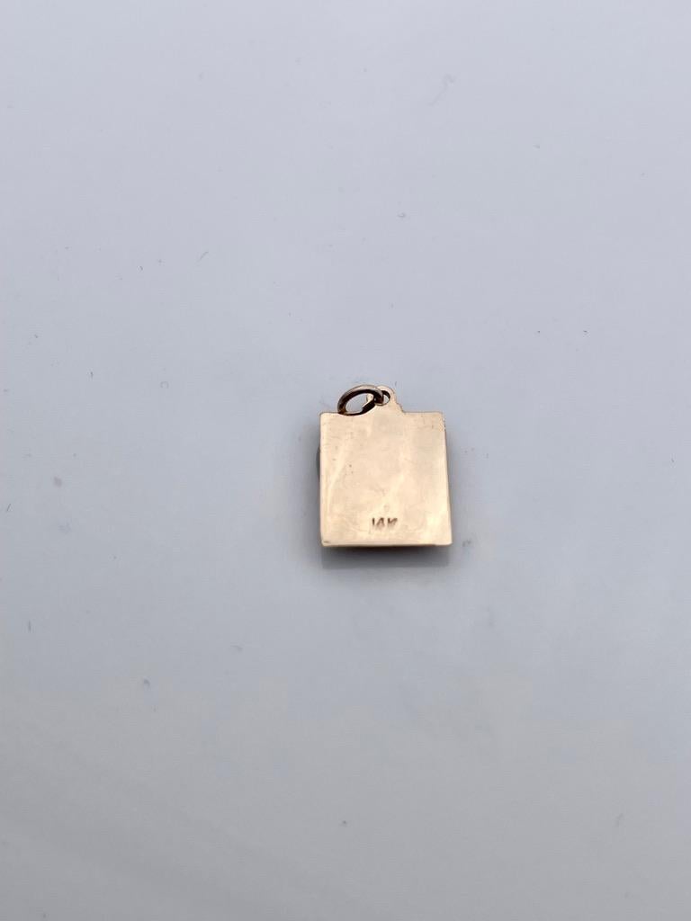 Bingo Gold & Enamel Charm In Excellent Condition For Sale In New York, NY