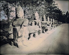 ""Entrance to Angkor Thom" daguerréotype sur statues de bouddhistes en argent