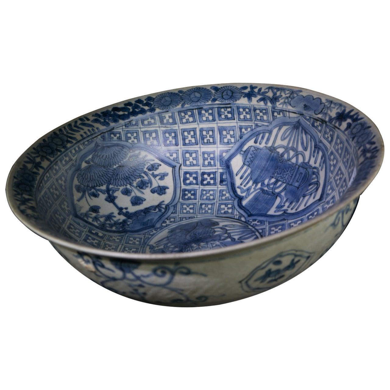 Binh Thuan Shipwreck Bowl, Swatow Ware Zhangzhou Porcelain, circa 1608 For Sale