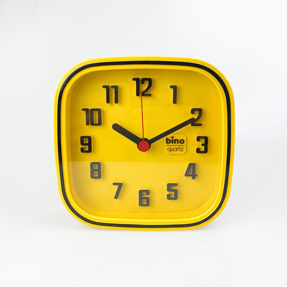 Bino wall clock, 1970's

Yellow plastic. Black border and numbers.

Working correctly.

Dimensions: 20x20x6 cm.