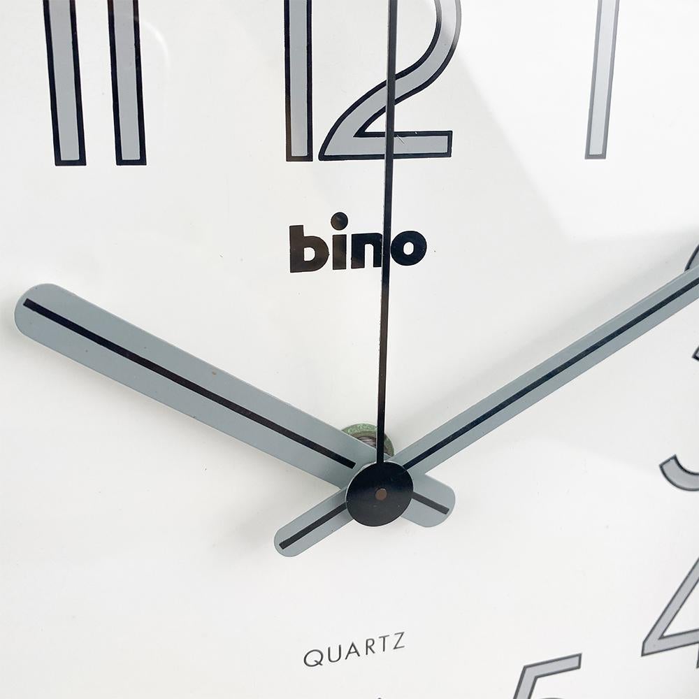 Bino wall clock, 1980s

Made in Italy by Lorenz. Black plastic.

Working correctly. AA battery, 1.5v.

Midas: 23 x 23 cm.