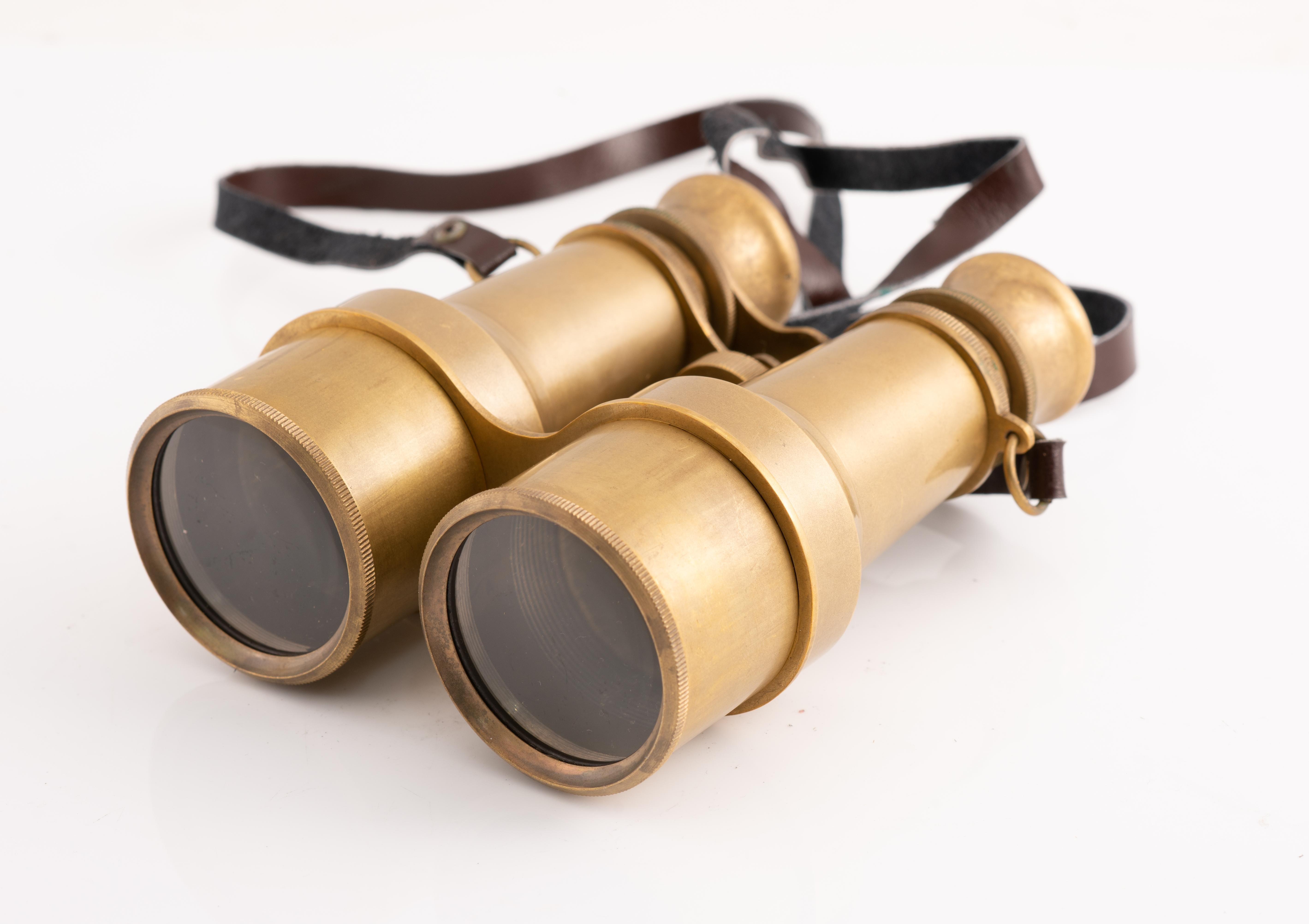 Inconnu Binoculars with an antique finish. Gold-plated metal, other.  20th century. en vente