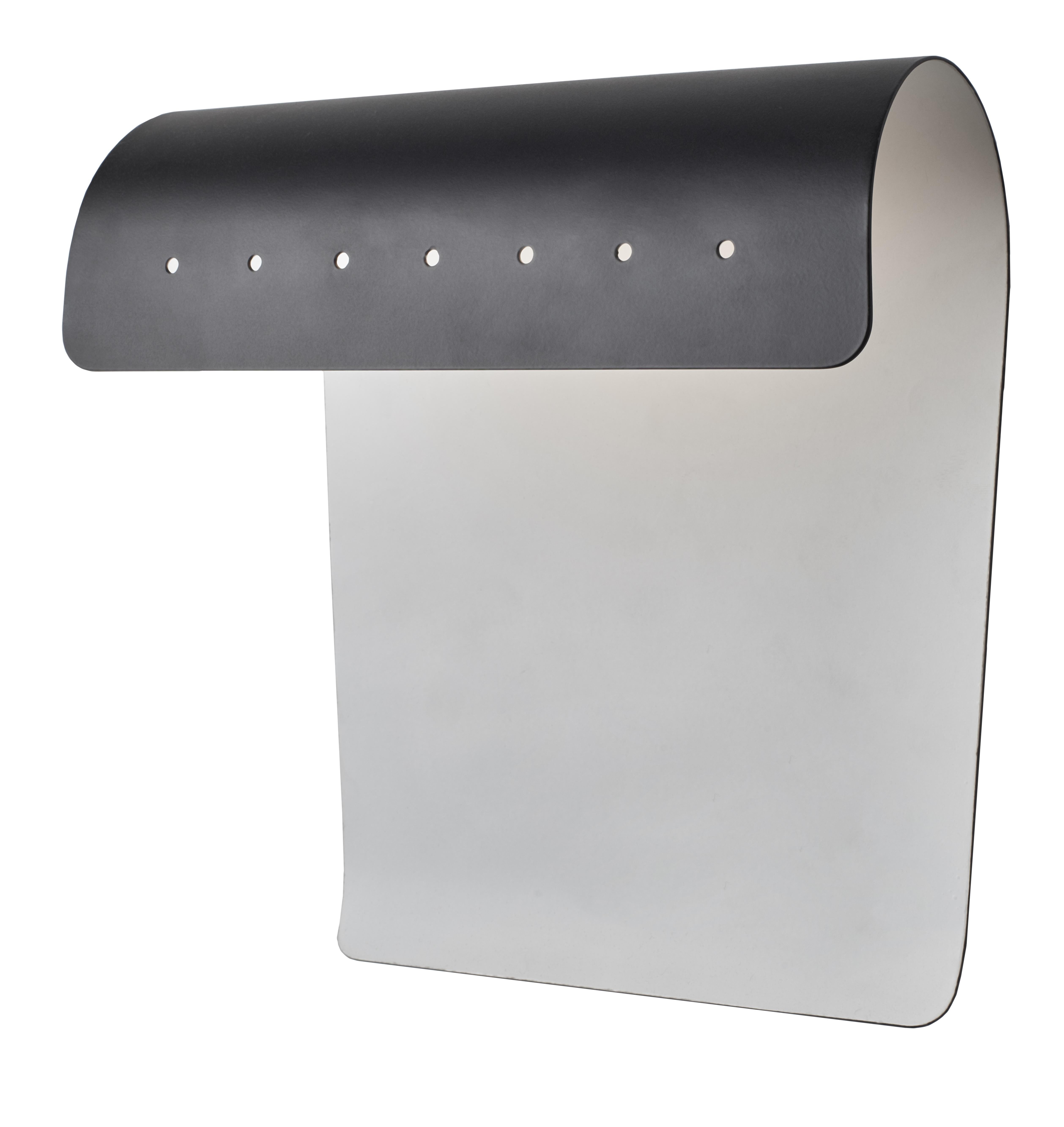 Biny curve wall lamp by Jacques Biny
Dimensions: D 23.9 x W 9.9 x H 21.5 cm
Materials: Aluminum, Steel
All our lamps can be wired according to each country. If sold to the USA it will be wired for the USA for instance.

Wall lamp in steel and