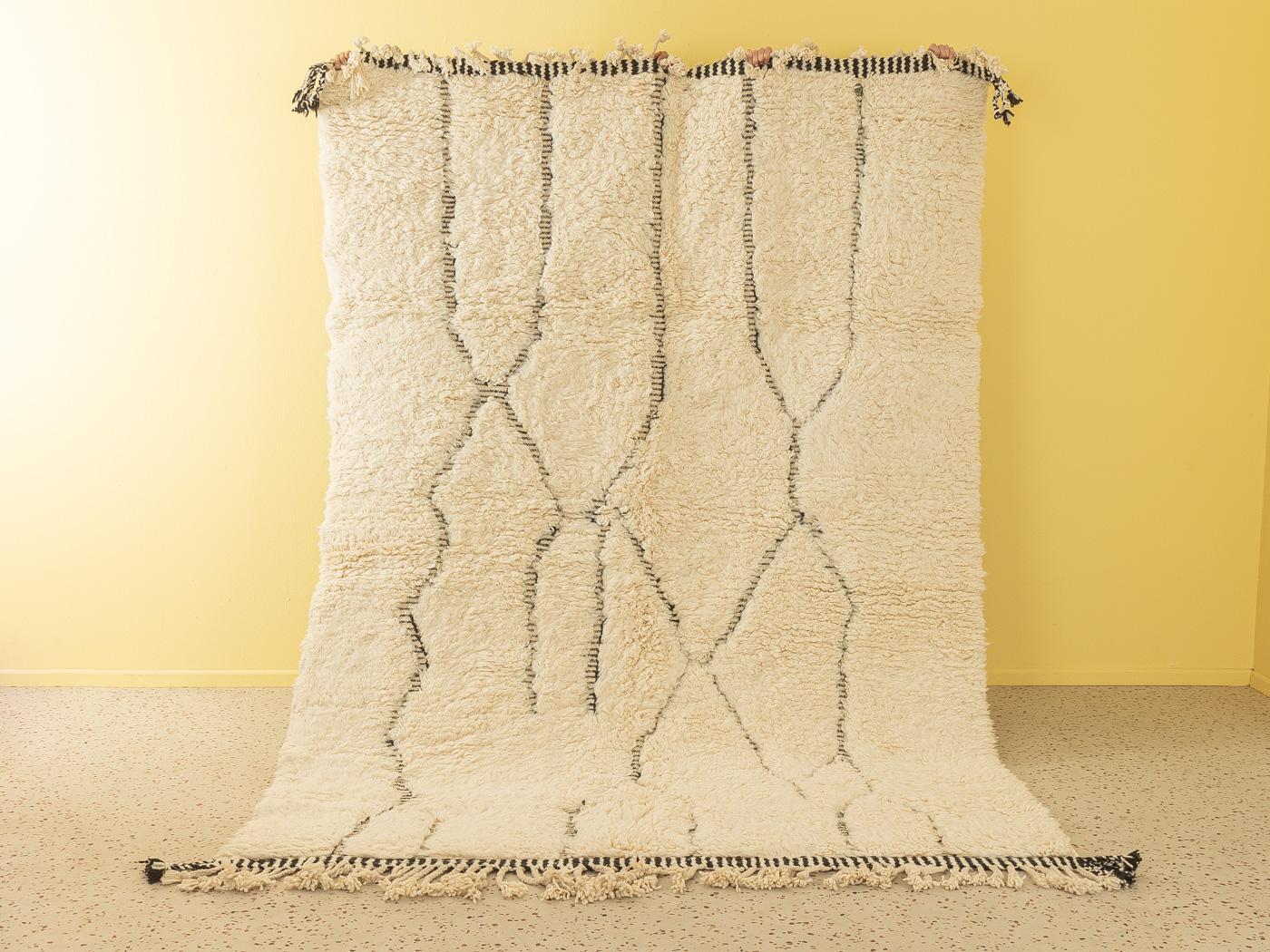 Biographies is a contemporary 100% wool rug – thick and soft, comfortable underfoot. Our Berber rugs are handwoven and handknotted by Amazigh women in the Atlas Mountains. These communities have been crafting rugs for thousands of years. One knot at