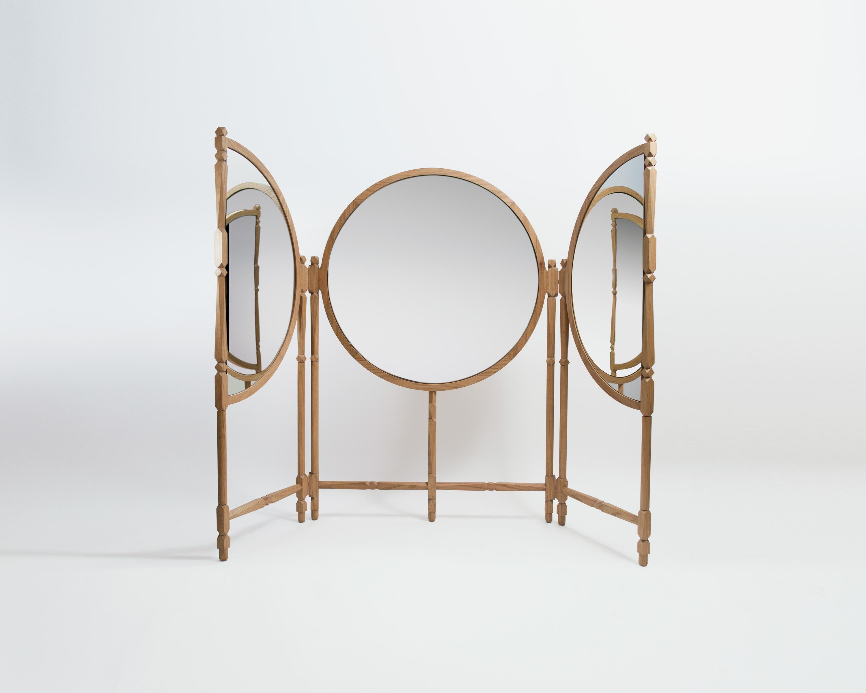 Biombo est un triptyque de miroirs au sol généreux, flatteur et intime, inspiré de l'œuvre de Leonardo Cremonini, habité par des scènes quotidiennes, tumultueuses, voire périphériques. Il manipule les reflets éphémères avec la plus grande