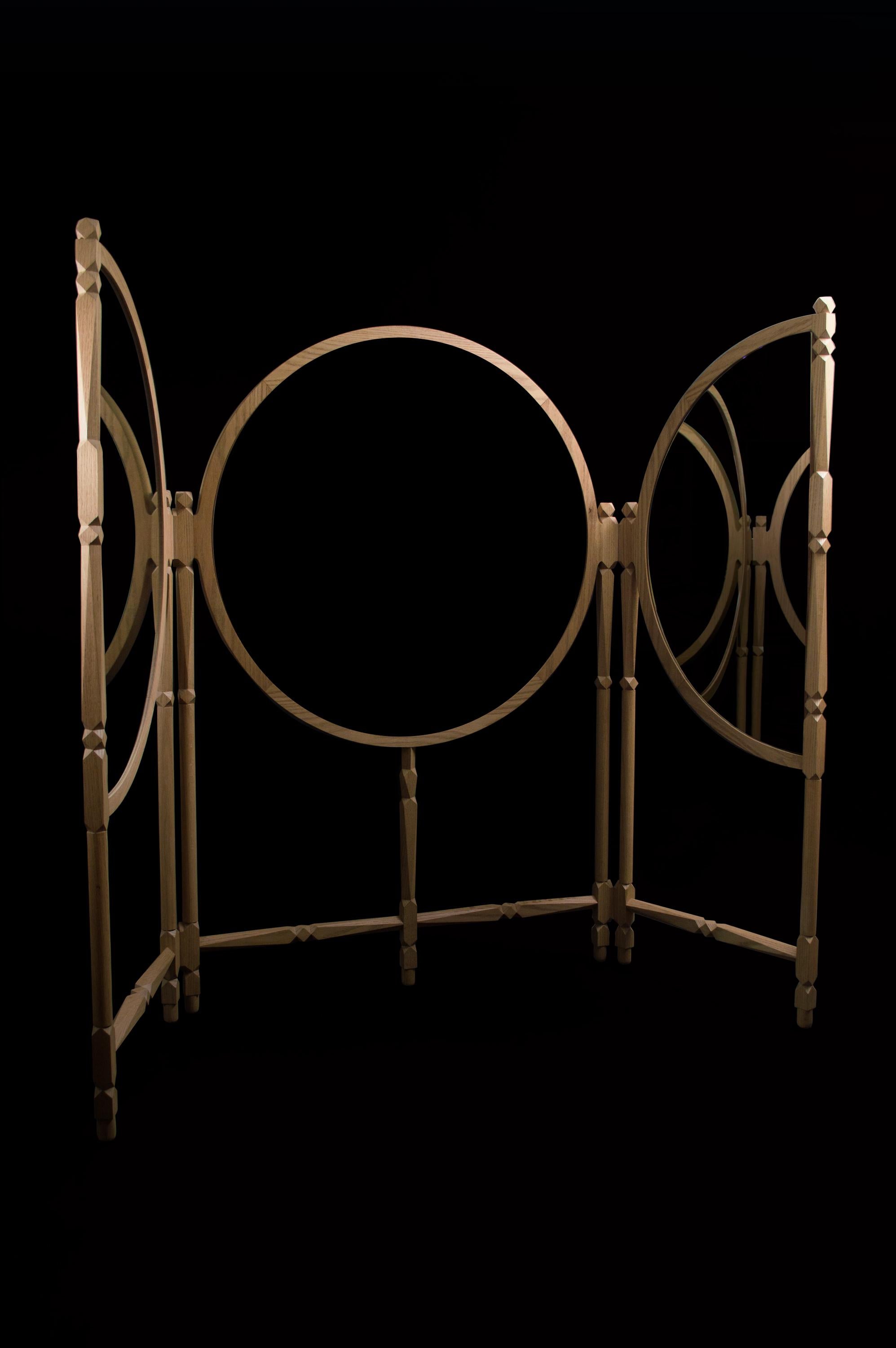 BIOMBO Triptychon von Acoocooro
Abmessungen: B219 x T4 x H144 cm
MATERIALIEN: Spiegel/Trennwand aus massivem Eichenholz; Spiegel aus Naturglas (Vorderseite) und Spiegel aus geräuchertem Kupferglas (Rückseite); dekorative Akzente aus Messing.

Biombo