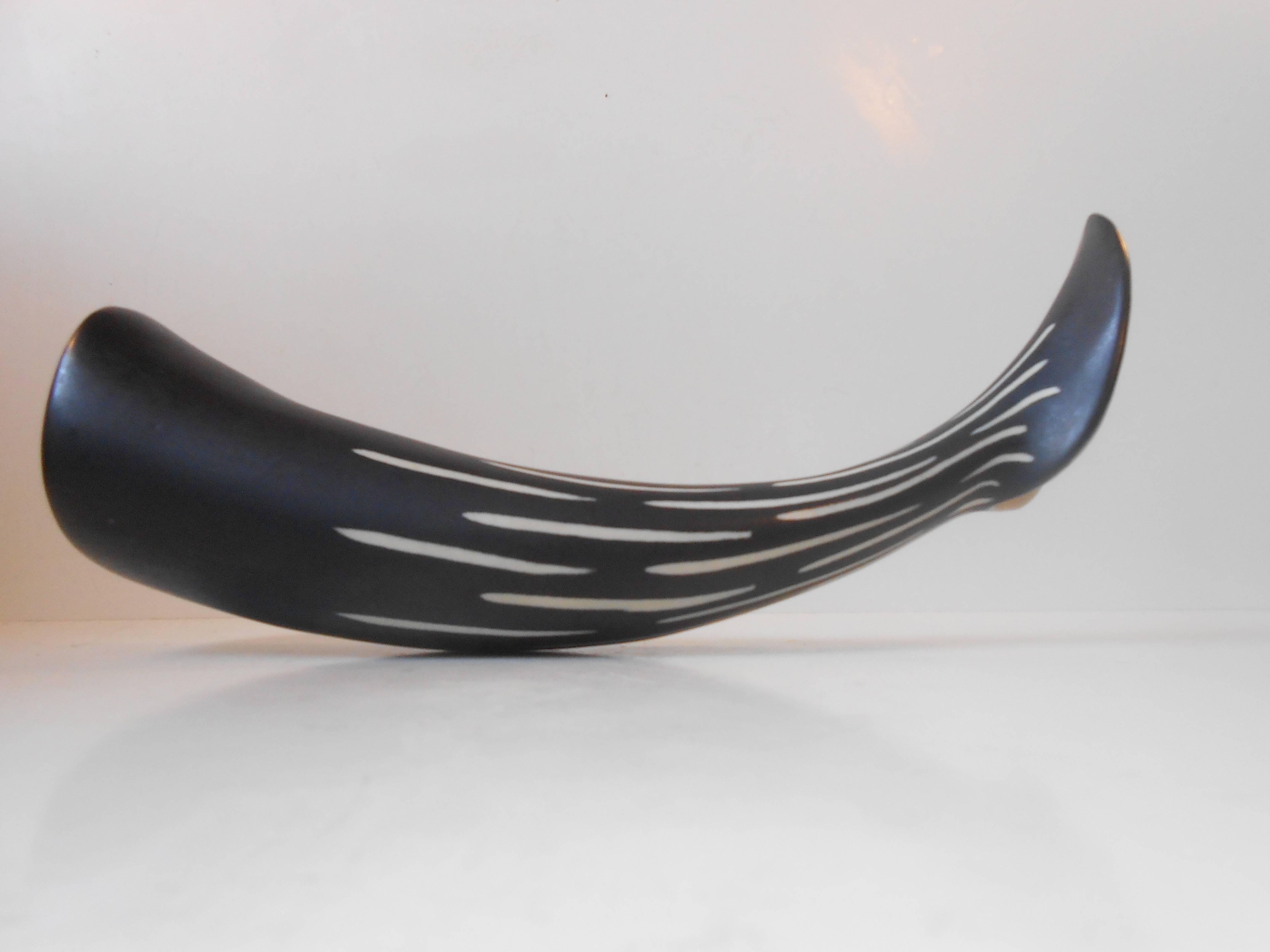 Bellissimo vaso in ceramica bianca e nera di Aksini (Aksel Sigvald Nielsen) per Knabstrup, Danimarca, 1950 circa. Misure: H. H. 12,5 pollici (circa 32 cm).