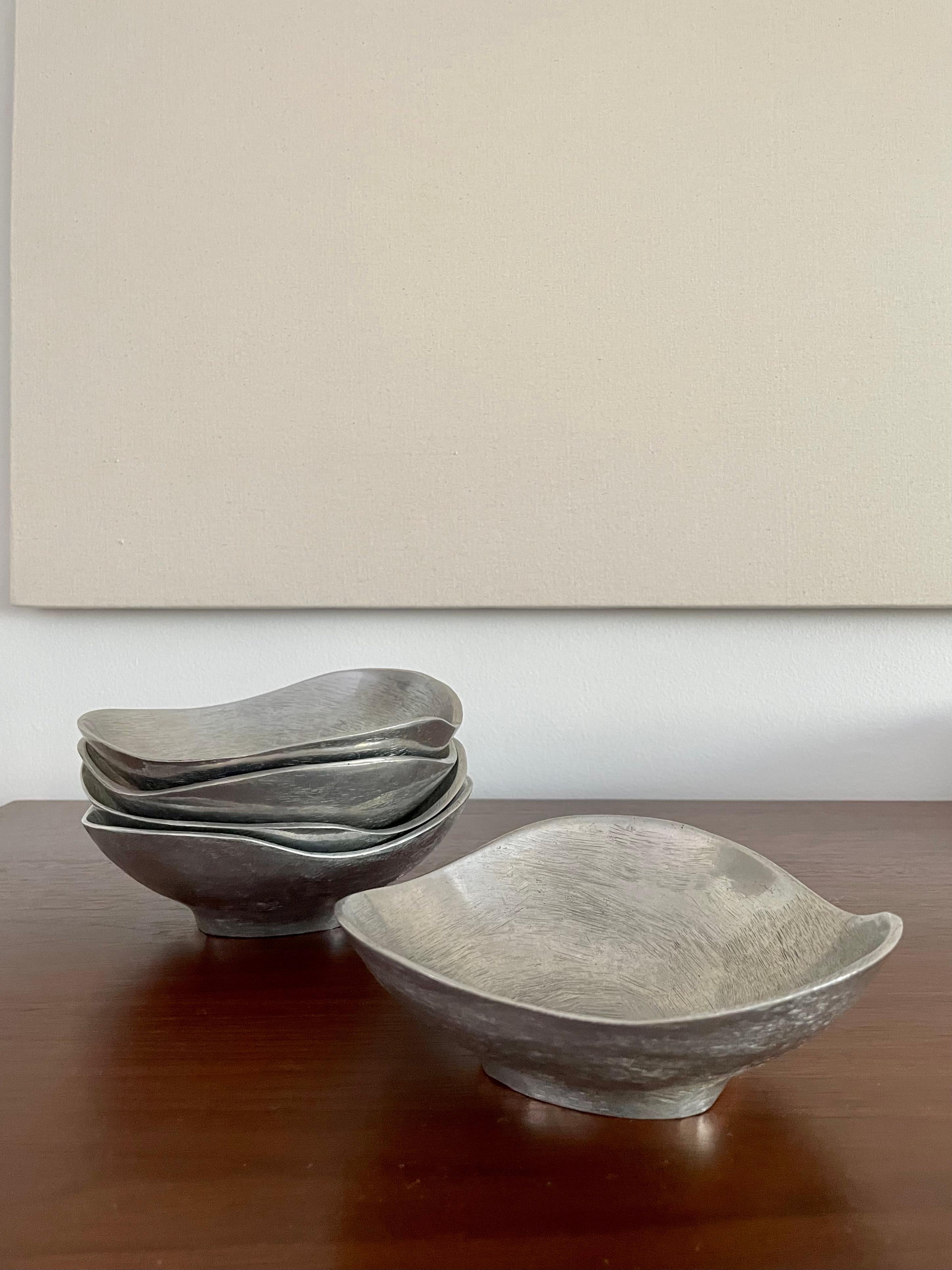 Biomorphic bowl by Bruce C. Fox, 1960s.

Cast and polished aluminum bowl with etchings.

Signed on the underside.
