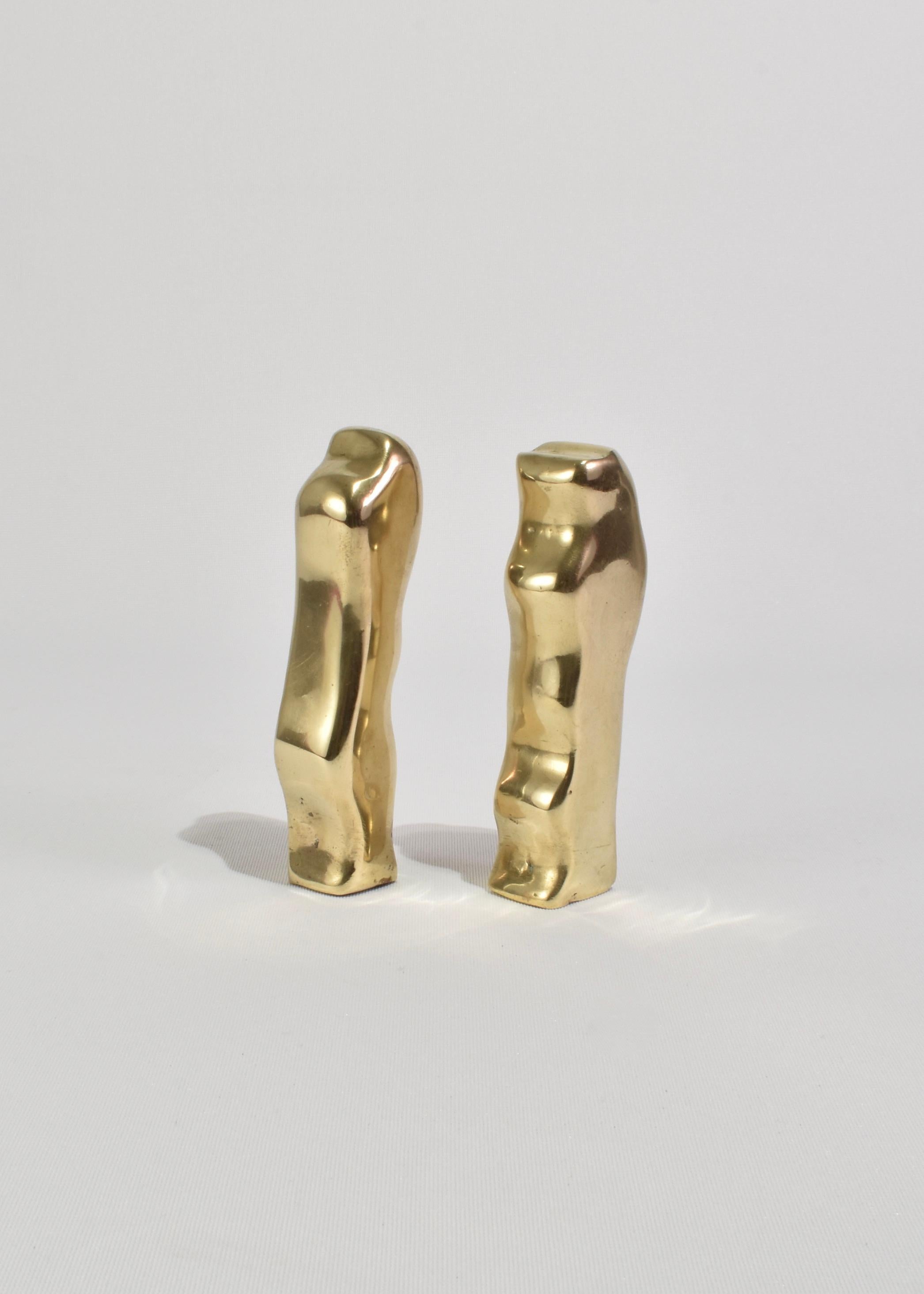 Set di due sculture biomorfe in ottone cave d'epoca, nello stile di Jean Arp. 