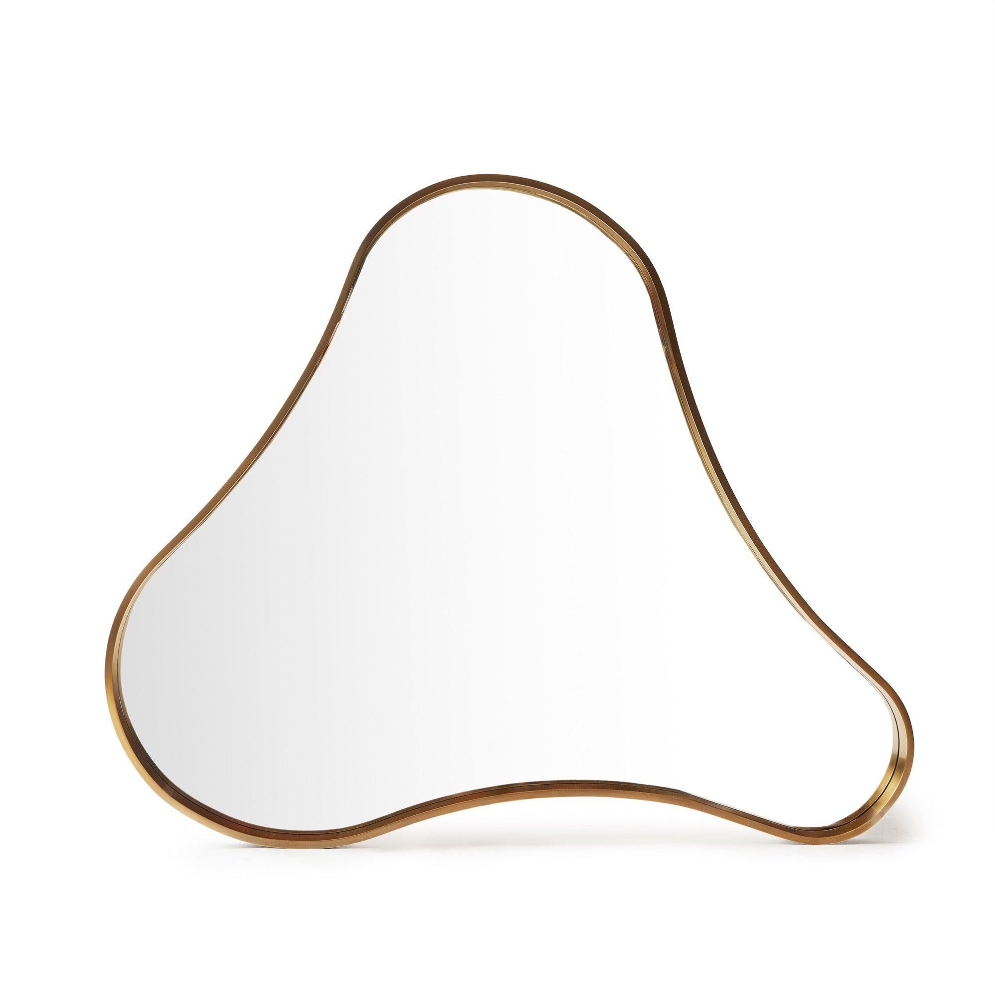Uno specchio da parete realizzato a mano in bronzo di grosso calibro con una forma organica e ondulata.