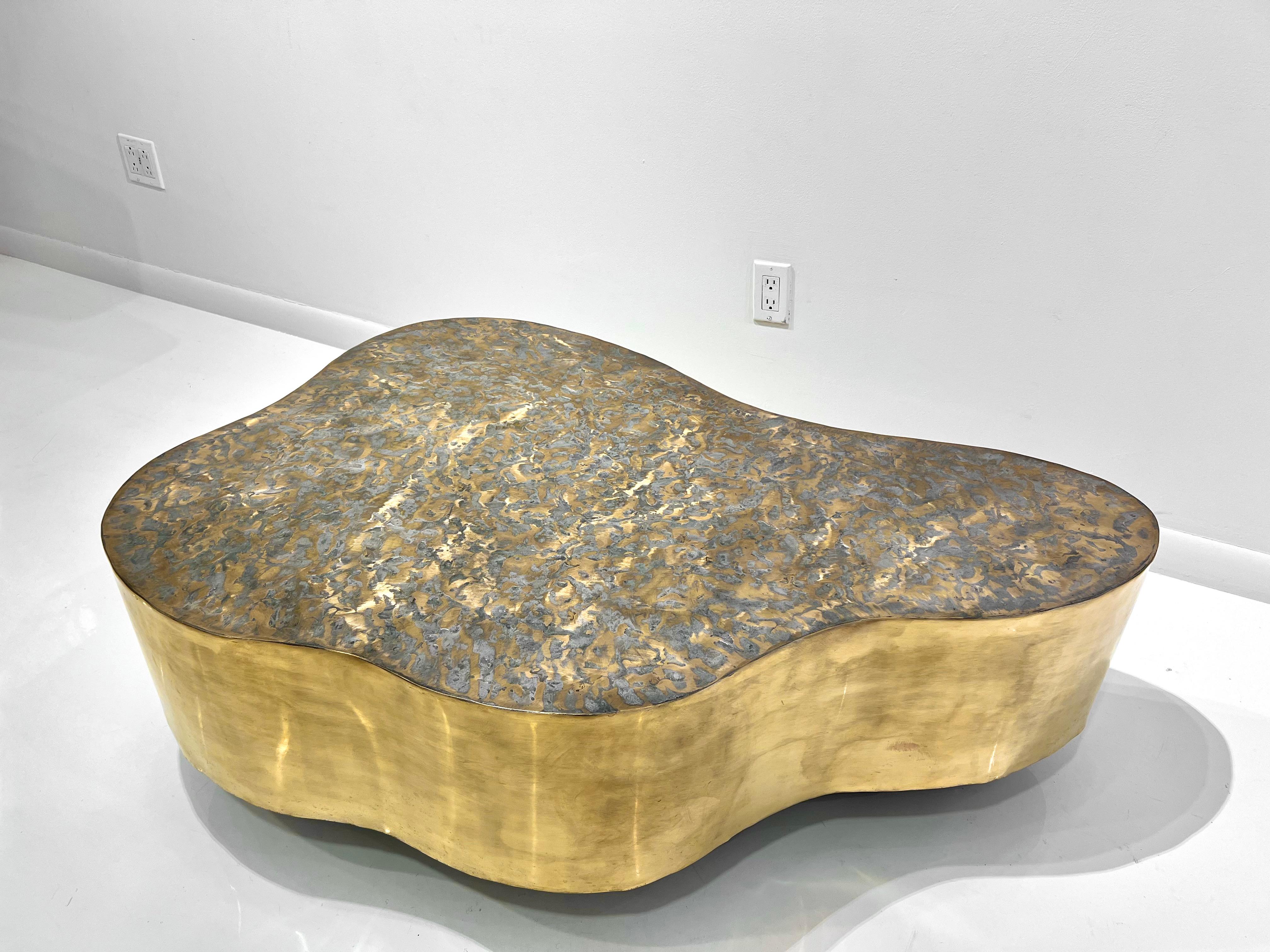 Seltener biomorpher Couchtisch aus Bronze von Silas Seandel aus den 1960er Jahren, patiniert mit gebürsteter, strukturierter Platte.  Dies ist ein größerer EINZELNER Tisch aus einem zweiteiligen Set. Der Tisch steht auf versteckten Rollen und kann