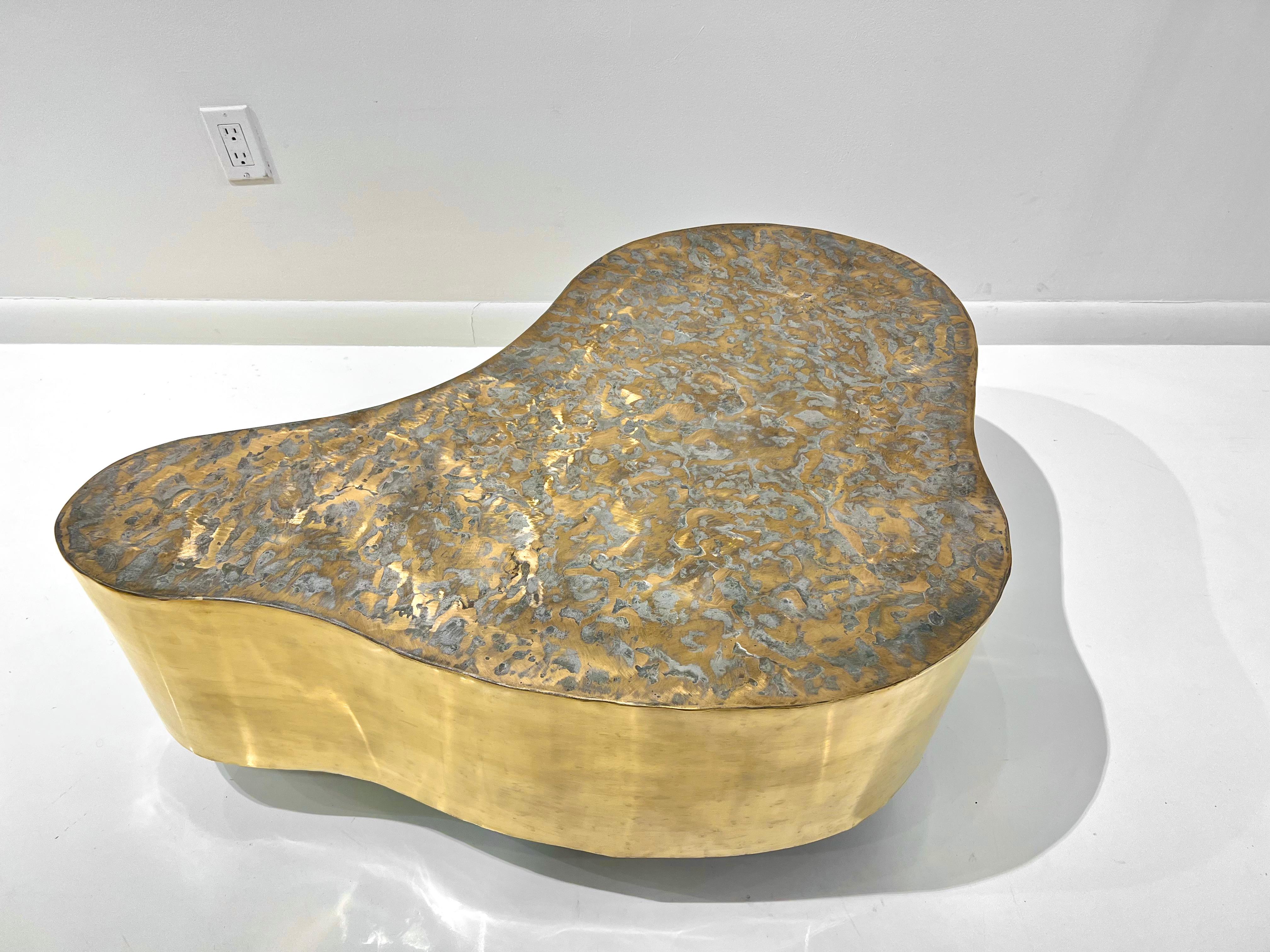 Rare table basse biomorphe en bronze des années 1960 par Silas Seandel, patinée avec un plateau texturé brossé.
Il s'agit d'une petite table unique d'un ensemble en deux parties. La table est montée sur des roulettes cachées et peut être déplacée