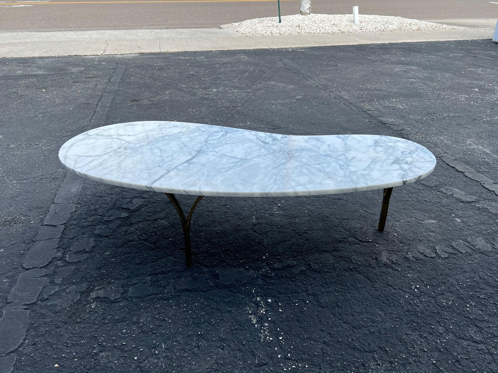 Table basse biomorphique avec plateau en marbre italien  en vente 1