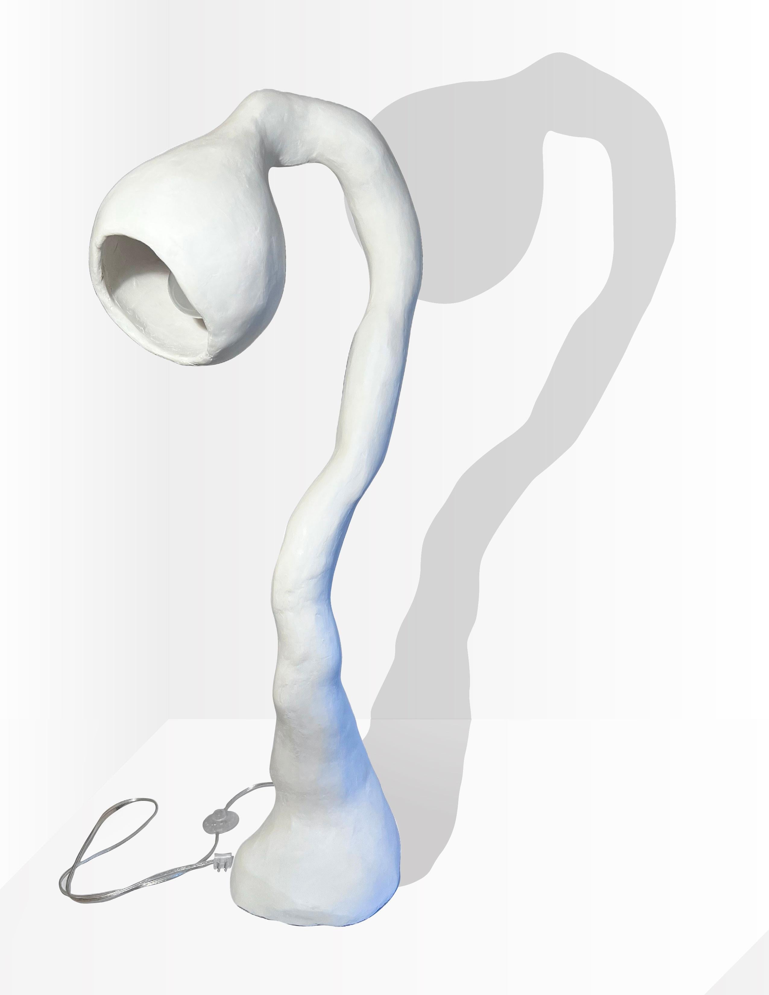 Biomorphe Stehlampe N.4 von Studio Chora, Stehleuchte, weißer Stein, auf Lager (Organische Moderne) im Angebot