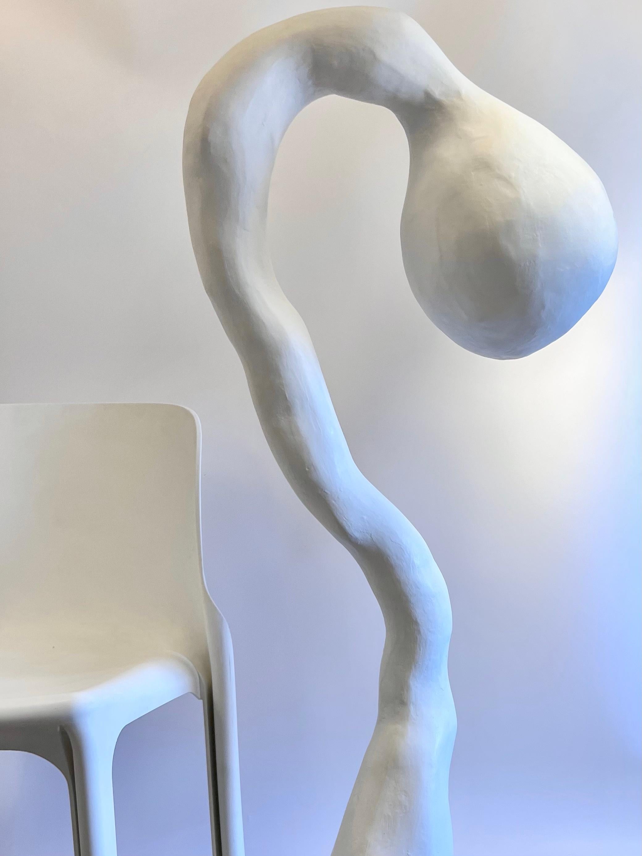 Plâtre Lampadaire biomorphique N.4 de Studio Chora, lumière sur pied, pierre blanche, en stock en vente