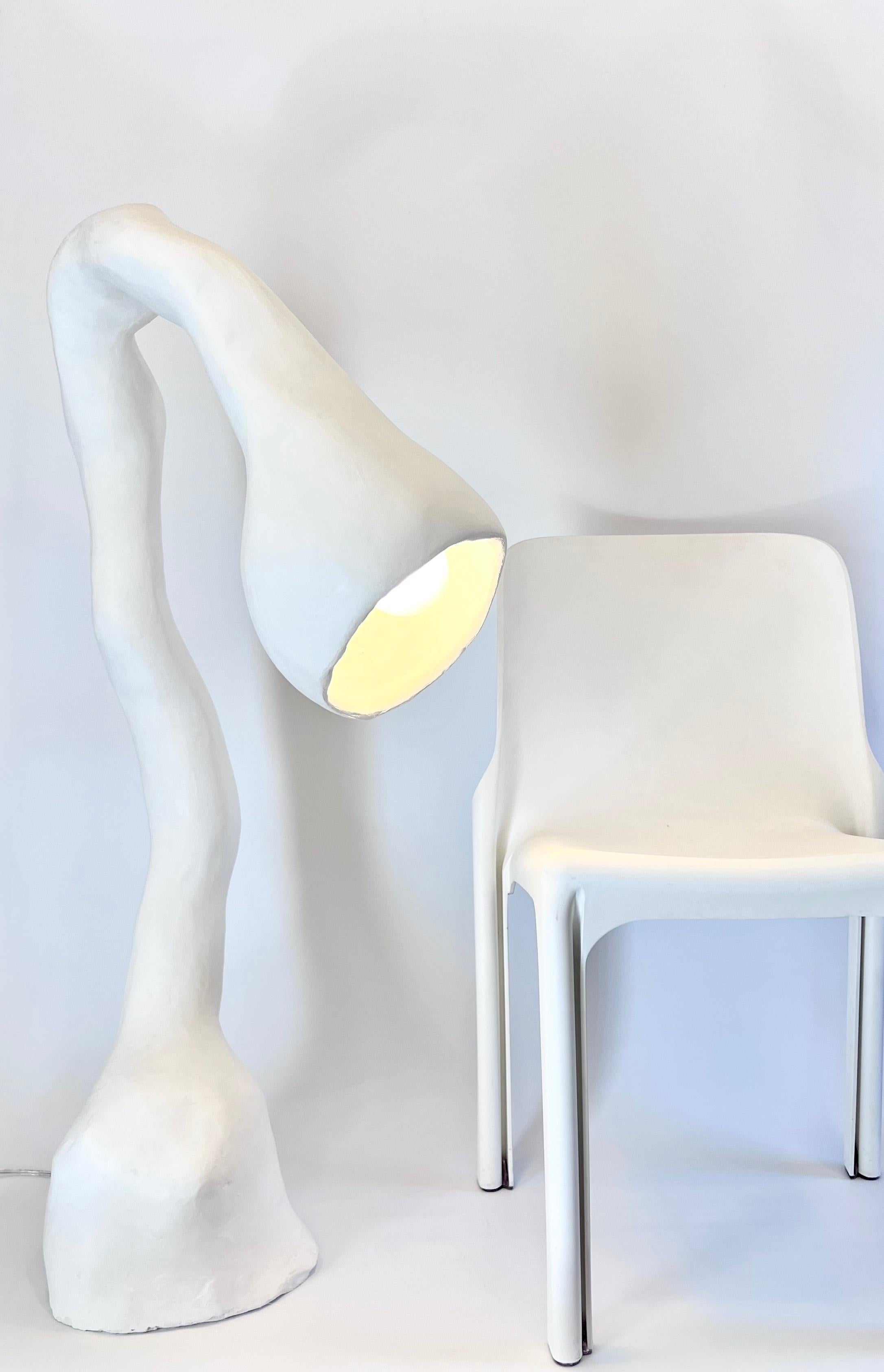 Calcaire Lampadaire biomorphique N.5 de Studio Chora, lumière sur pied, pierre blanche, en stock en vente