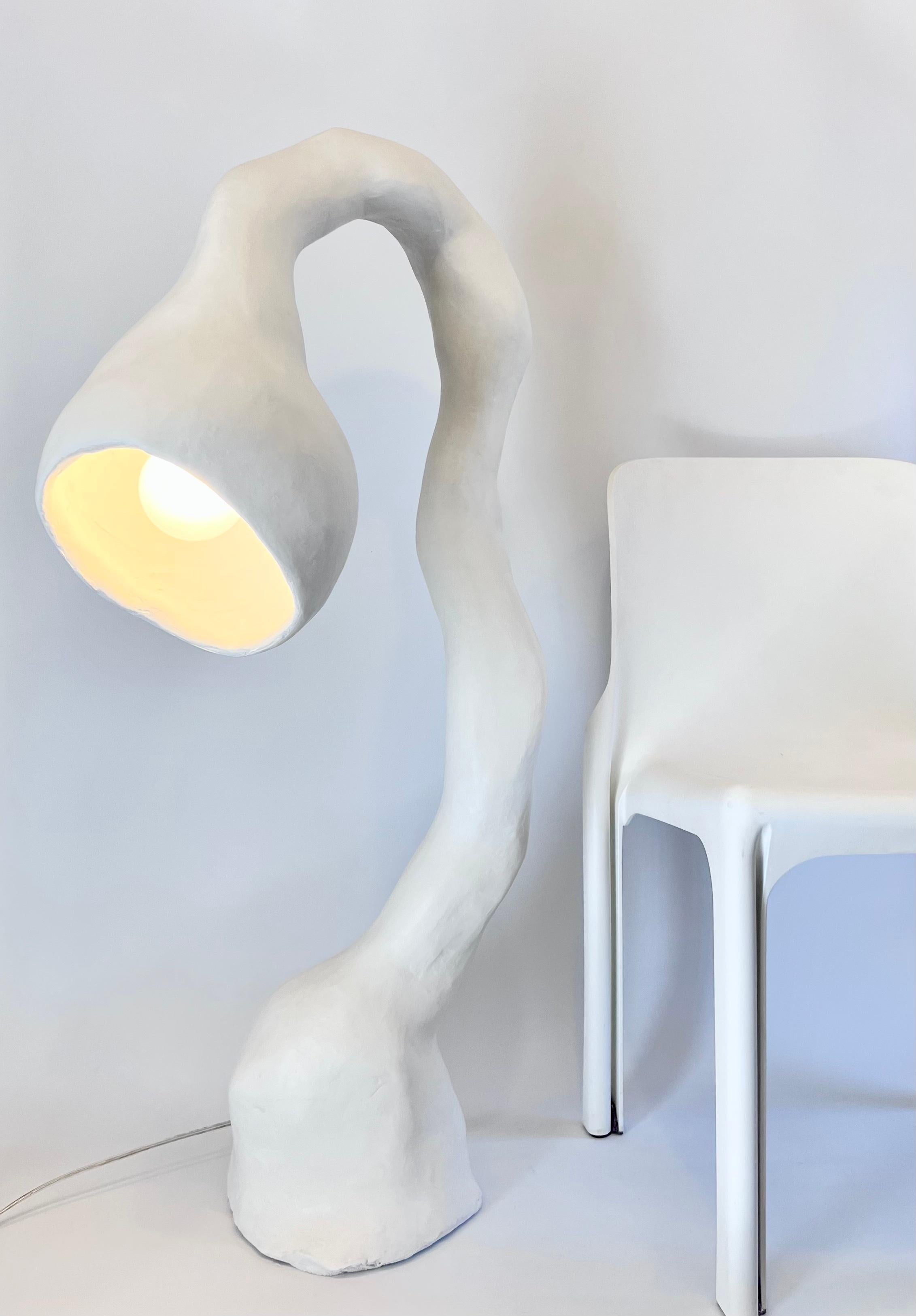 Biomorphe Stehlampe N.5 von Studio Chora, Stehleuchte, weißer Stein, auf Lager (Kalkstein) im Angebot