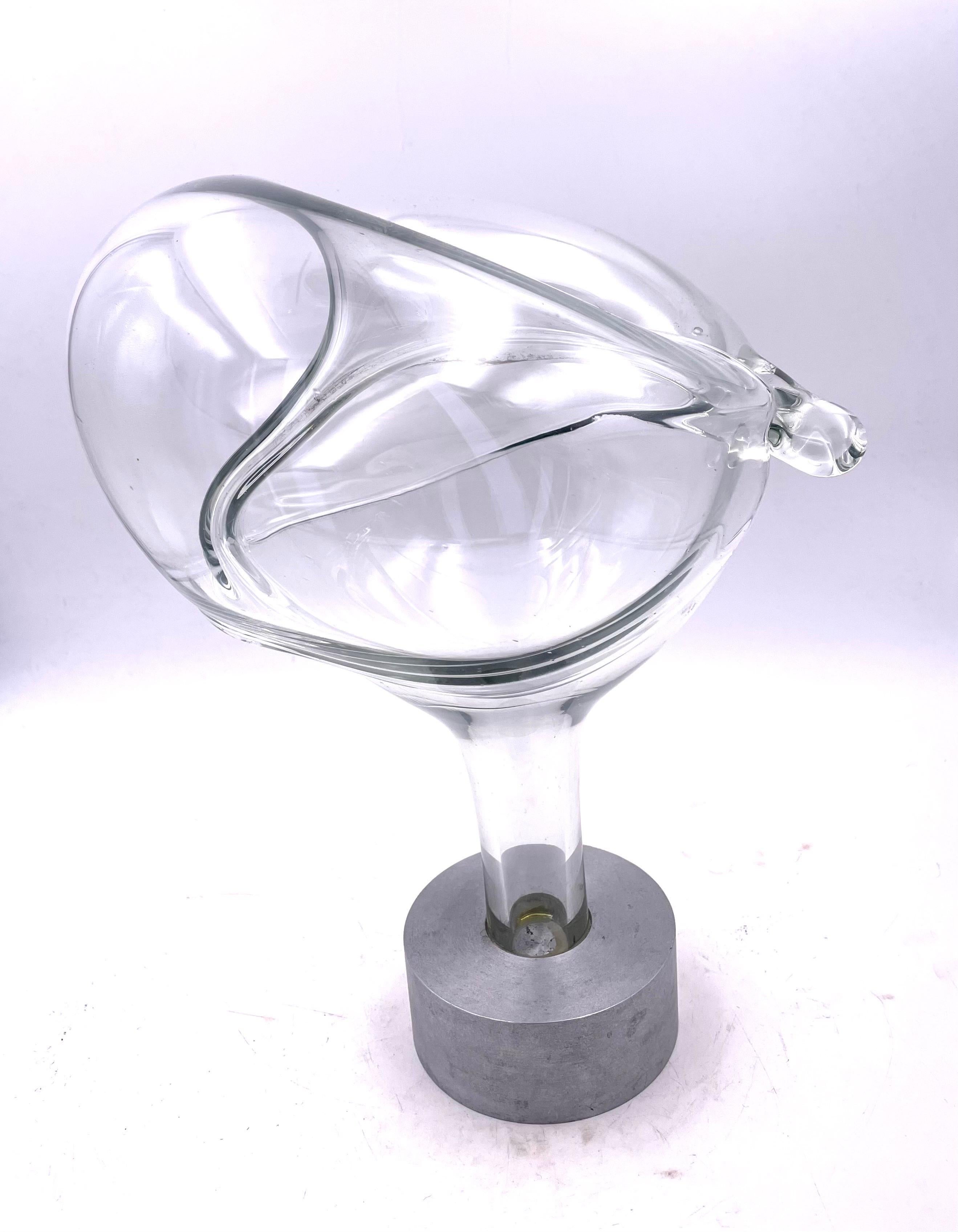Mid-Century moderno Scultura biomorfa in vetro e alluminio di John Bingham firmata e datata 1976 in vendita