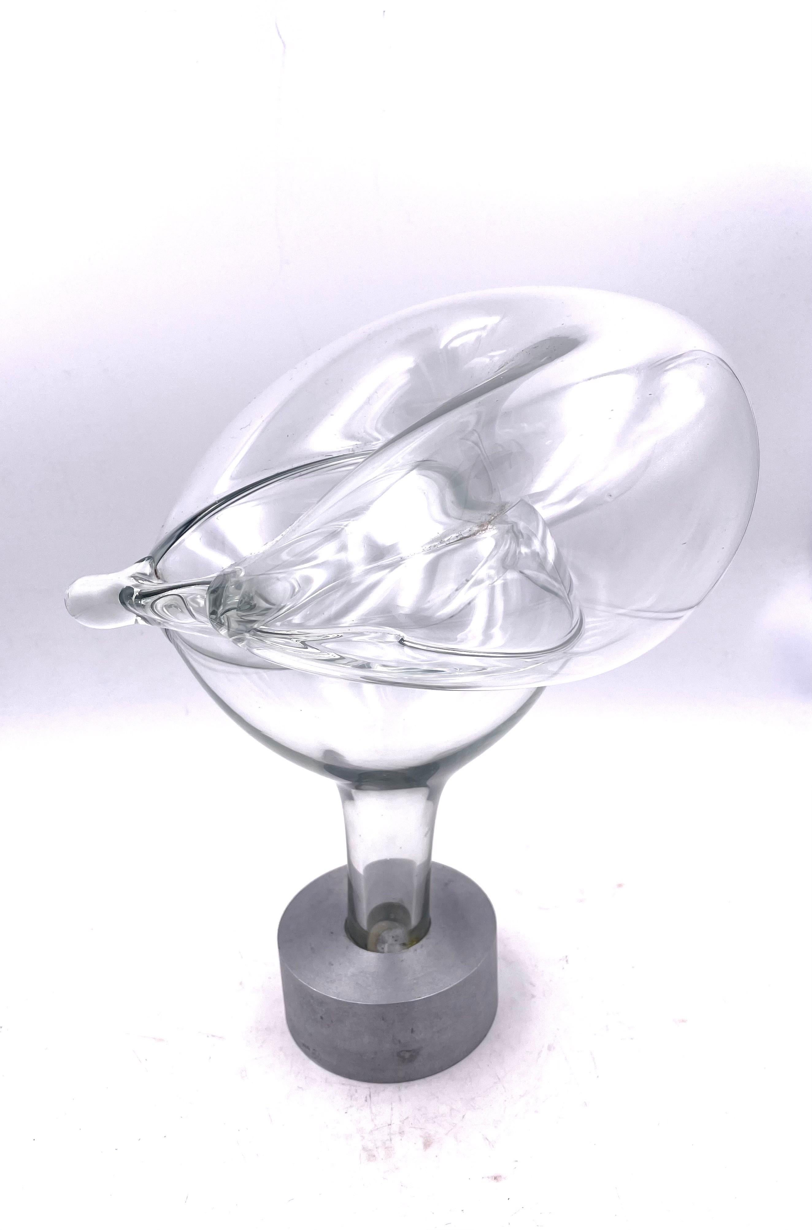 XX secolo Scultura biomorfa in vetro e alluminio di John Bingham firmata e datata 1976 in vendita