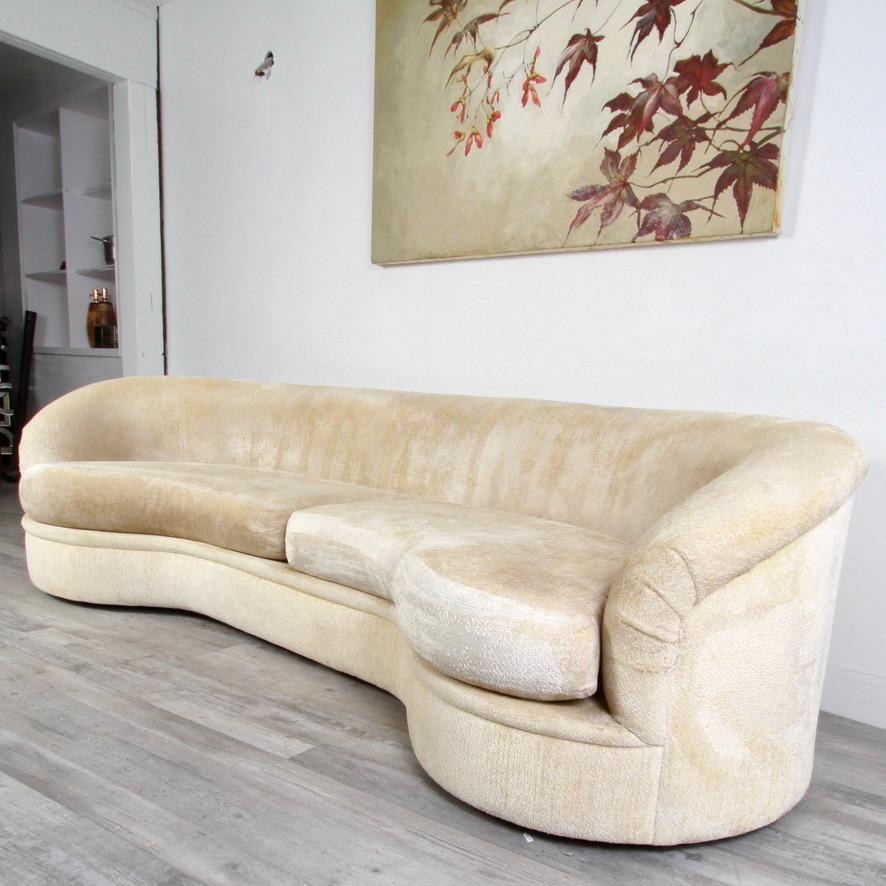 A refreshing break from the wildly popular cloud sofa also produced by Directional, this kidney shaped design is equally pleasing to the eye, but a bit more rare. Clean presentable chenille, but a great candidate for re-upholstery in a current
