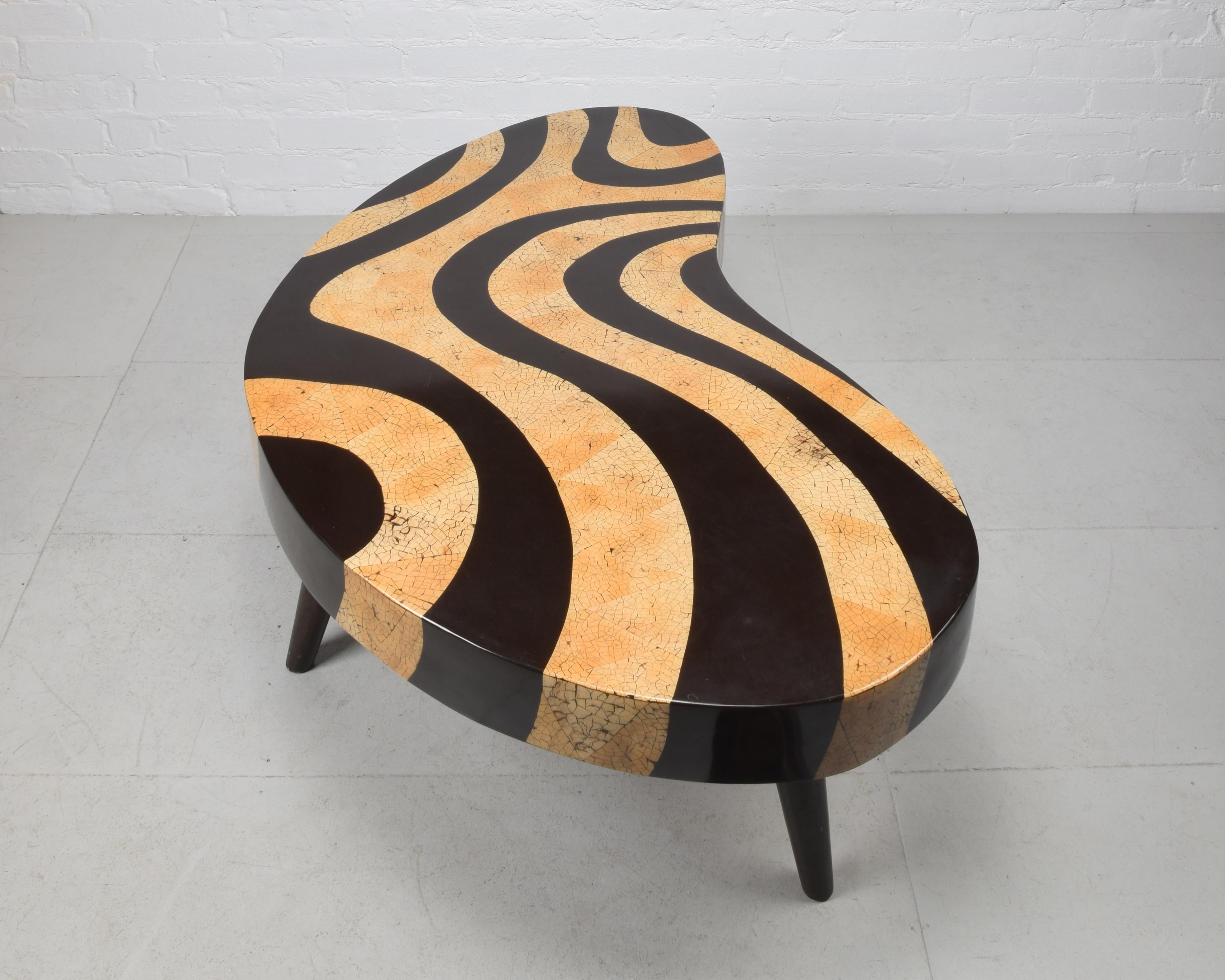 Biomorphic kidney-shaped coffee table with faux eggshell lacquer mosaic pattern In Good Condition For Sale In London, GB